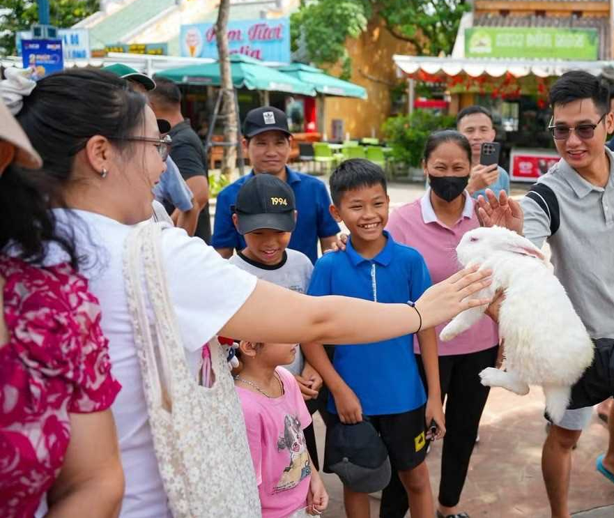 Hàng trăm nghìn lượt khách đến Quảng Ninh trong 2 ngày nghỉ lễ- Ảnh 1.
