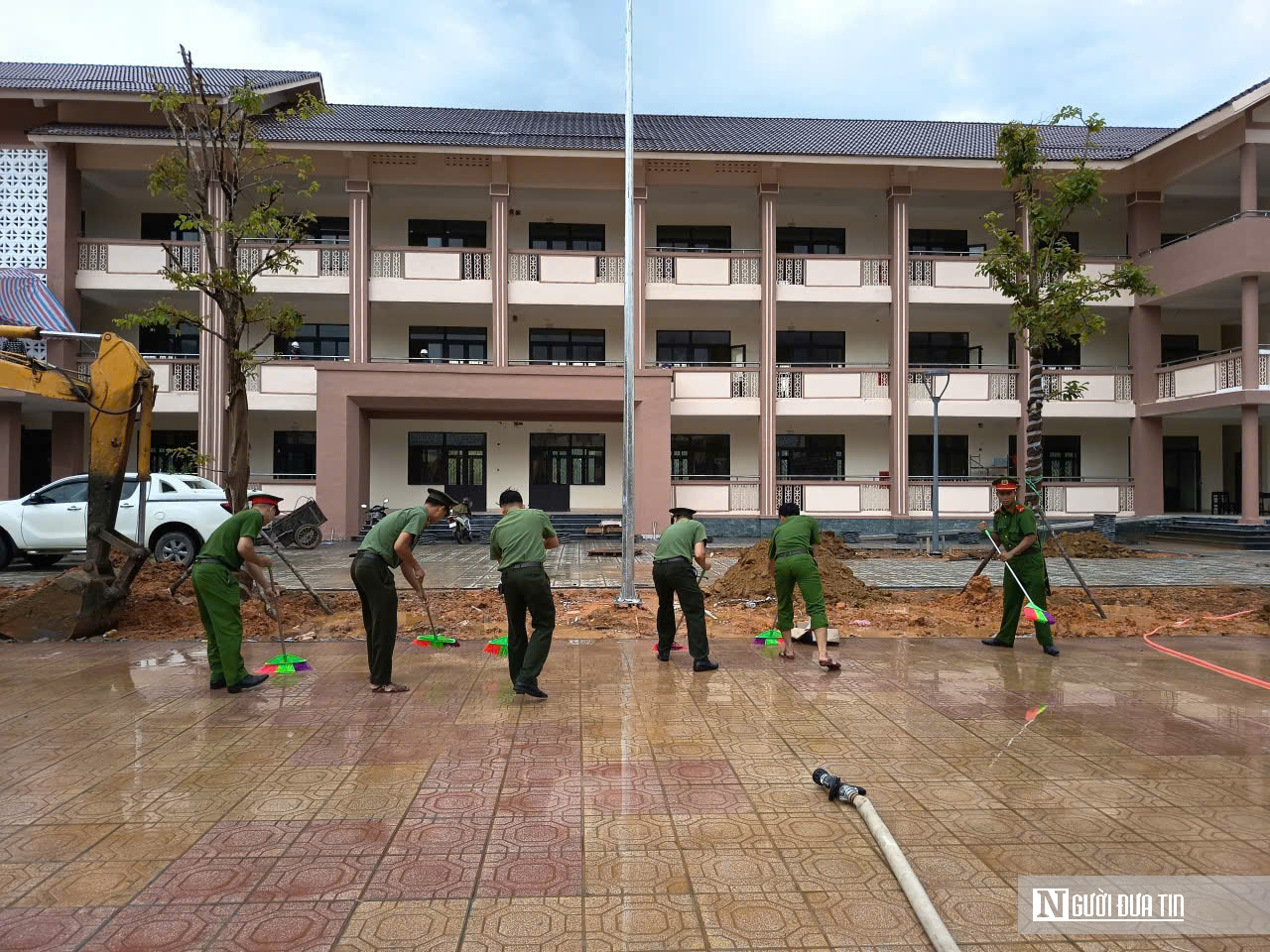 Chủ nhật không nghỉ, chiến sĩ Công an ở Huế dọn trường đón học sinh vùng biên- Ảnh 1.