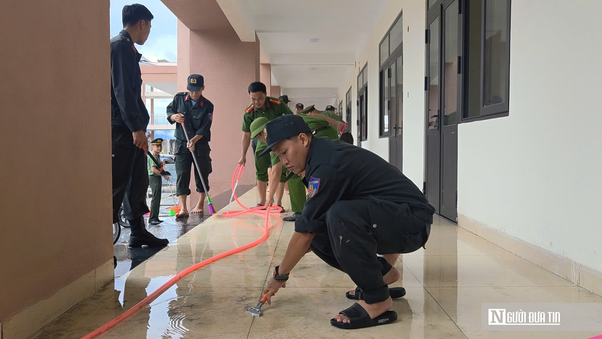 Chủ nhật không nghỉ, chiến sĩ Công an ở Huế dọn trường đón học sinh vùng biên- Ảnh 2.