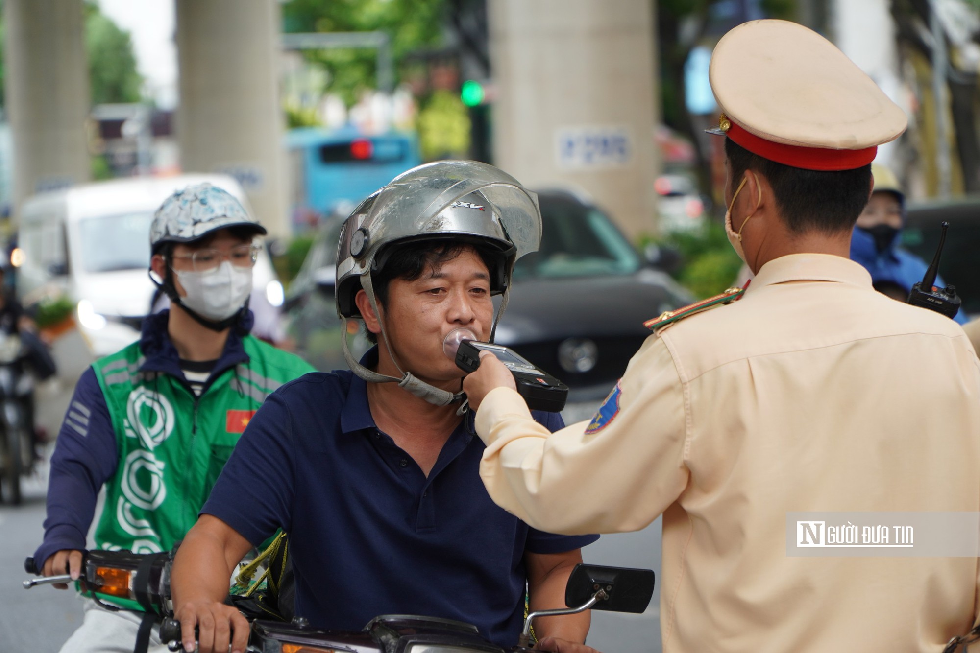 CSGT Hà Nội kiểm tra nồng độ cồn ngày nghỉ lễ, “Một cốc bia từ sáng” vẫn bị xử lý - Ảnh 2.