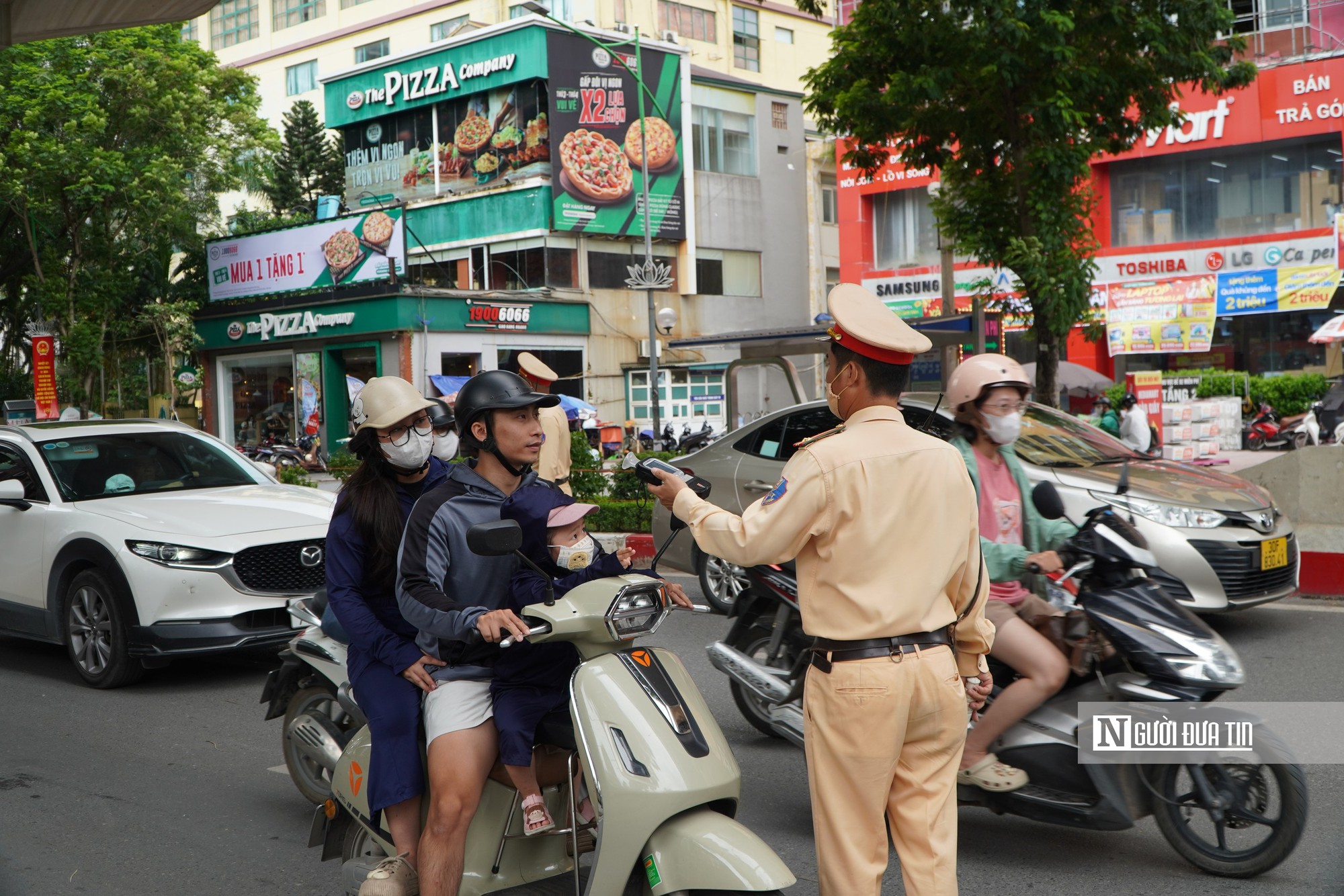 CSGT Hà Nội kiểm tra nồng độ cồn ngày nghỉ lễ, “Một cốc bia từ sáng” vẫn bị xử lý - Ảnh 9.