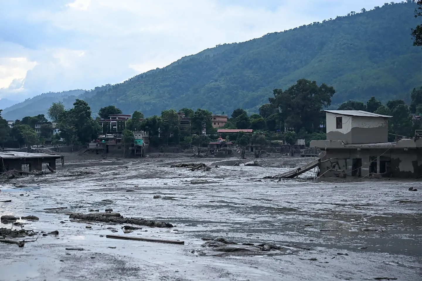 Lũ quét ở Nepal: Bao nhiêu người thiệt mạng, mất tích?- Ảnh 2.