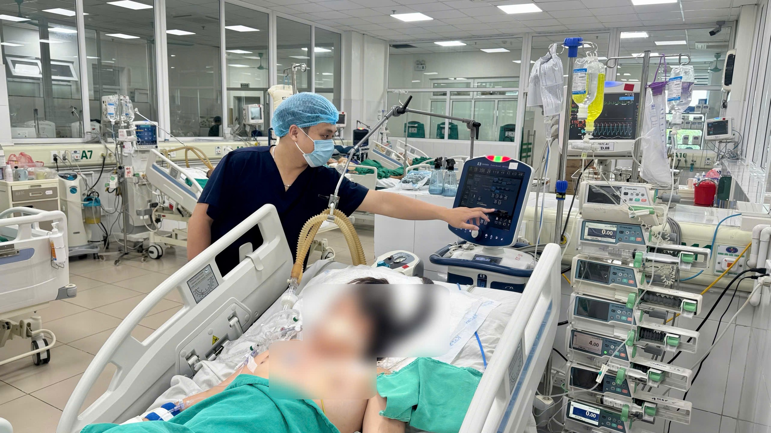 Bé gái 14 tuổi sốt một tuần, bác sĩ phát hiện “thủ phạm” bất ngờ dưới ngực- Ảnh 1.