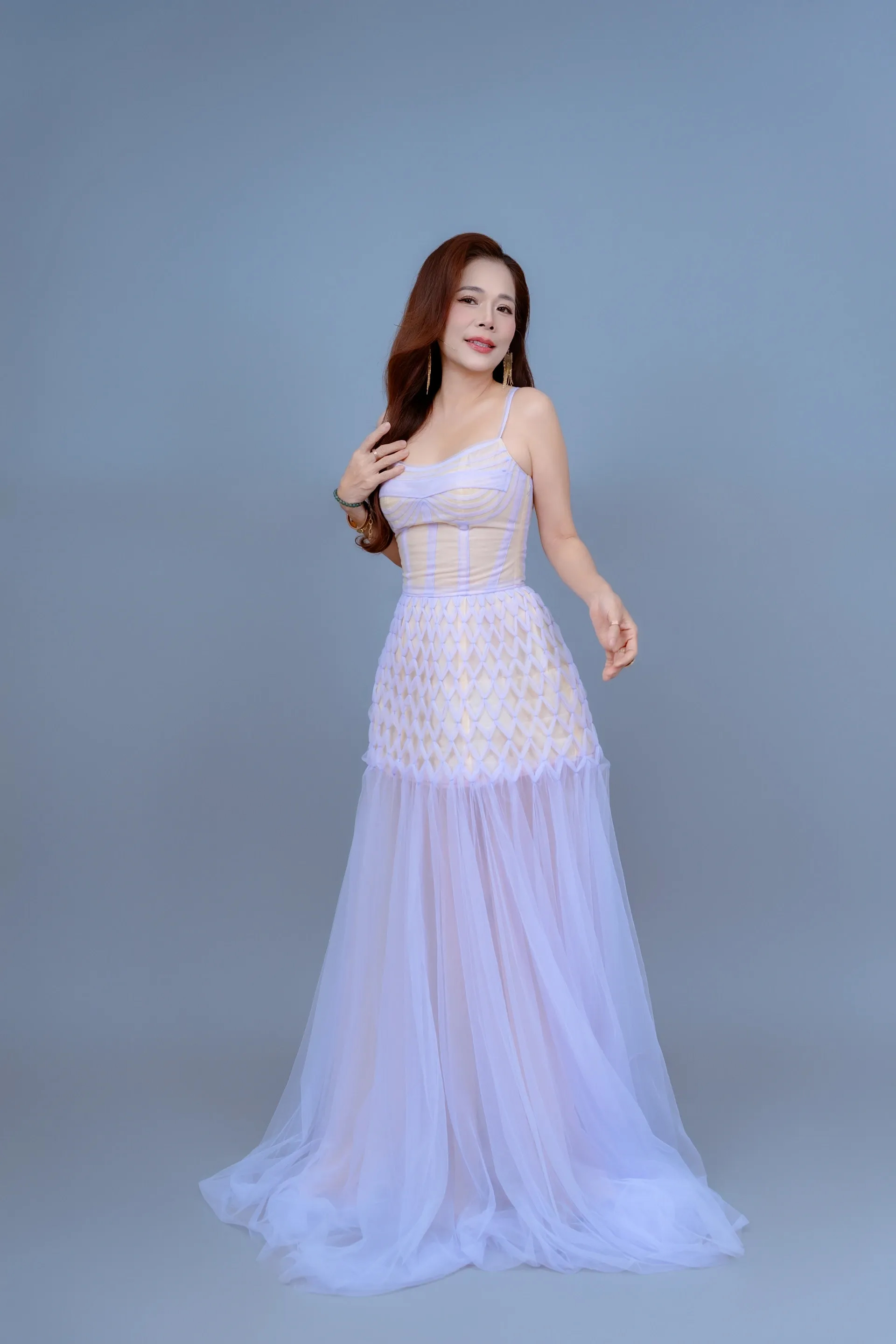 Cuộc sống ở tuổi 54 của nữ ca sĩ từng vắng bóng showbiz 10 năm - Ảnh 2.