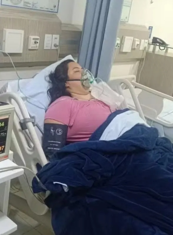 Đau bụng suốt nhiều tháng, người phụ nữ sốc khi thấy thứ bên trong - Ảnh 2.