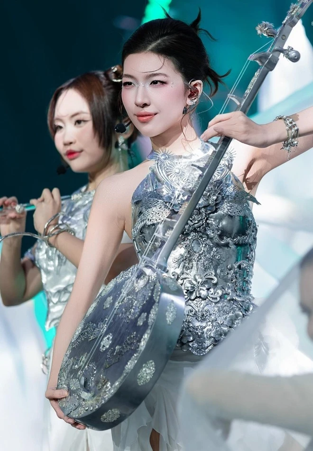 Nữ ca sĩ gen Z từng đỗ &Aacute; khoa đại học, h&aacute;t hay m&uacute;a giỏi được đề cử gương mặt đẹp nhất thế giới 2026 - Ảnh 4.