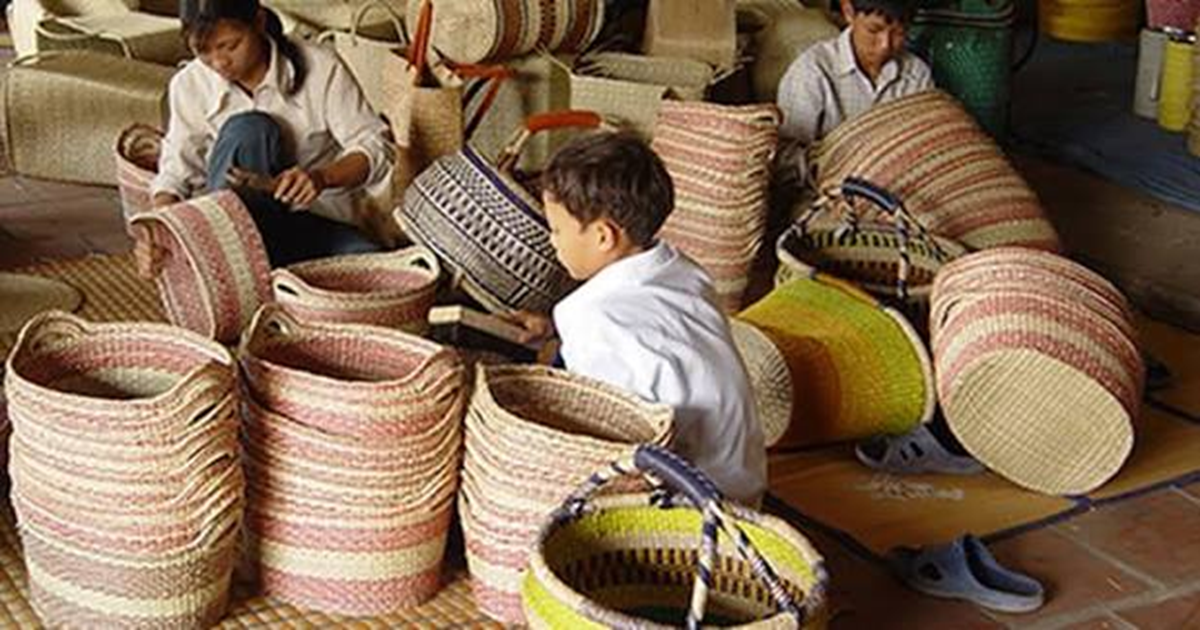 Thuê lao động chưa thành niên không có sự đồng ý của cha mẹ, doanh nghiệp có thể bị phạt 50 triệu đồng - Ảnh 1.