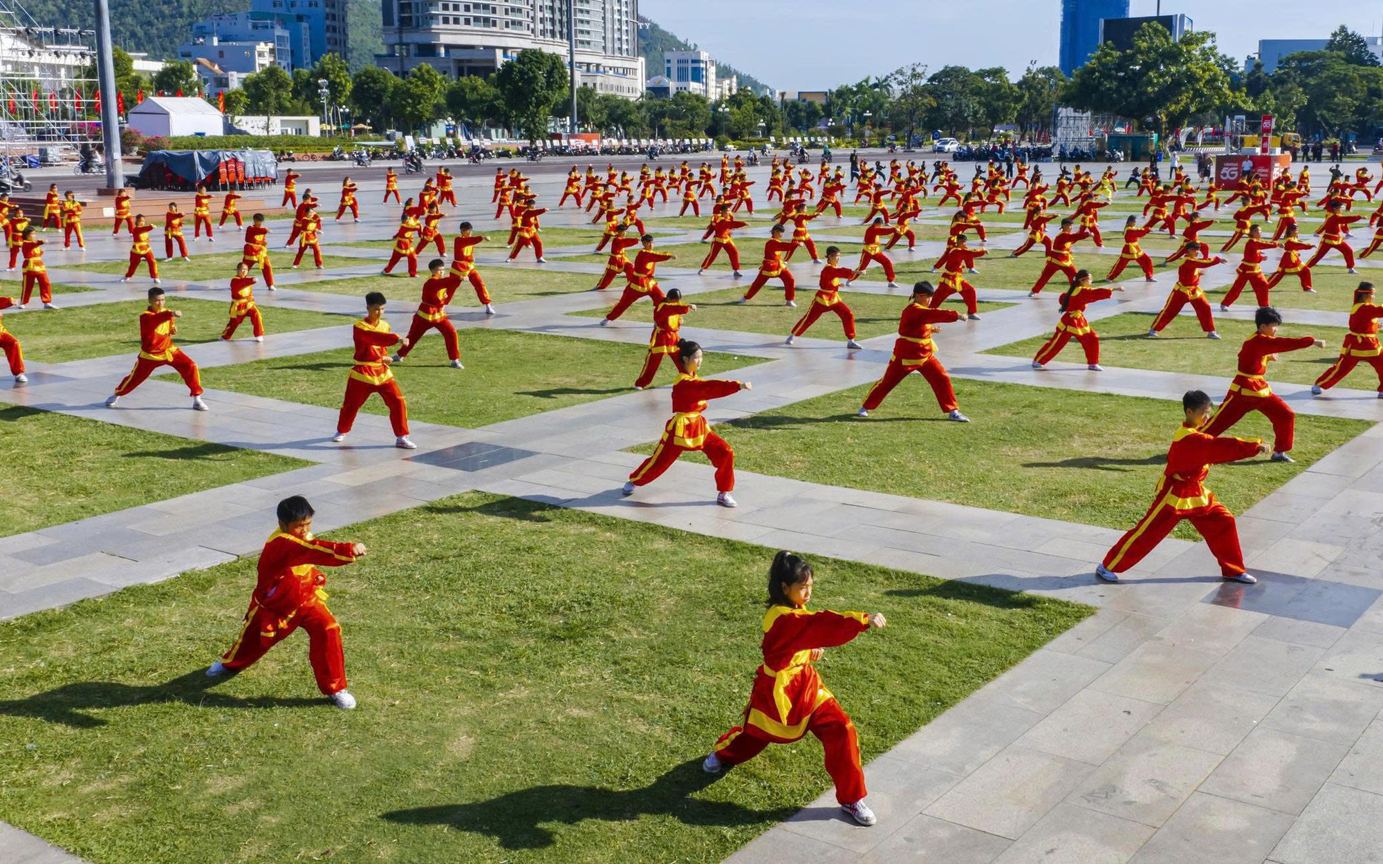 Chủ tịch UBND tỉnh Gia Lai: Vỉa hè Quy Nhơn bị lấn chiếm gần như 100%, du khách tìm chỗ đậu xe còn bị đuổi- Ảnh 5.