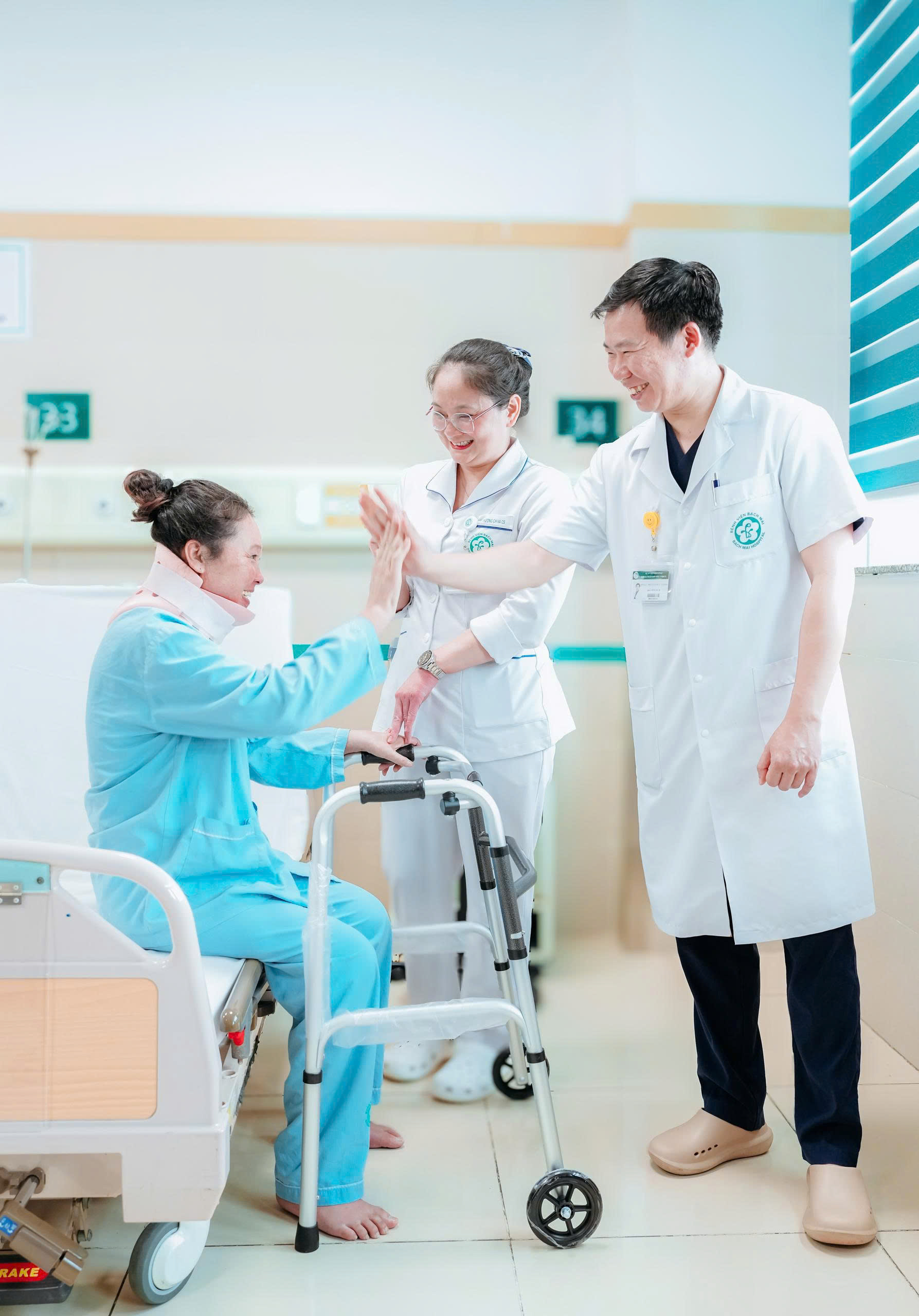 Bác sĩ Việt giúp người phụ nữ Lào tự đi lại sau 8 tháng bị liệt - Ảnh 2.