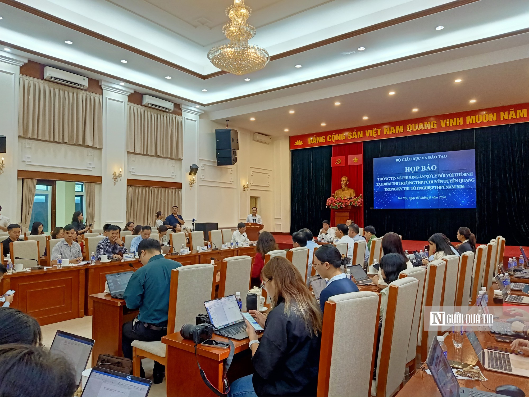Vì sao chưa công bố kết luận điều tra cuối cùng nhưng Bộ GD&ĐT đã quyết định tổ chức thi lại? - Ảnh 1.