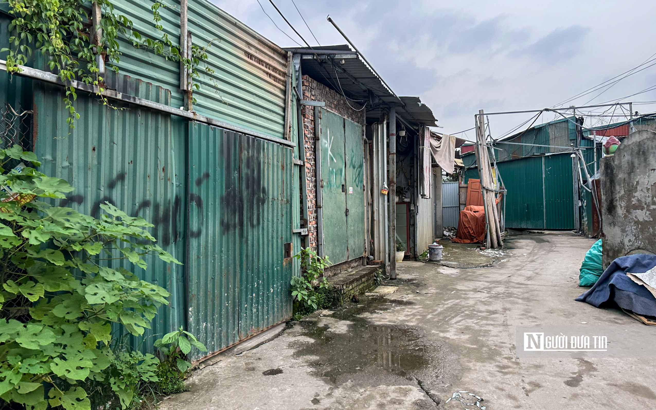 Cận cảnh hàng trăm nhà xưởng vừa bị Chủ tịch Hà Nội yêu cầu xử lý - Ảnh 18.