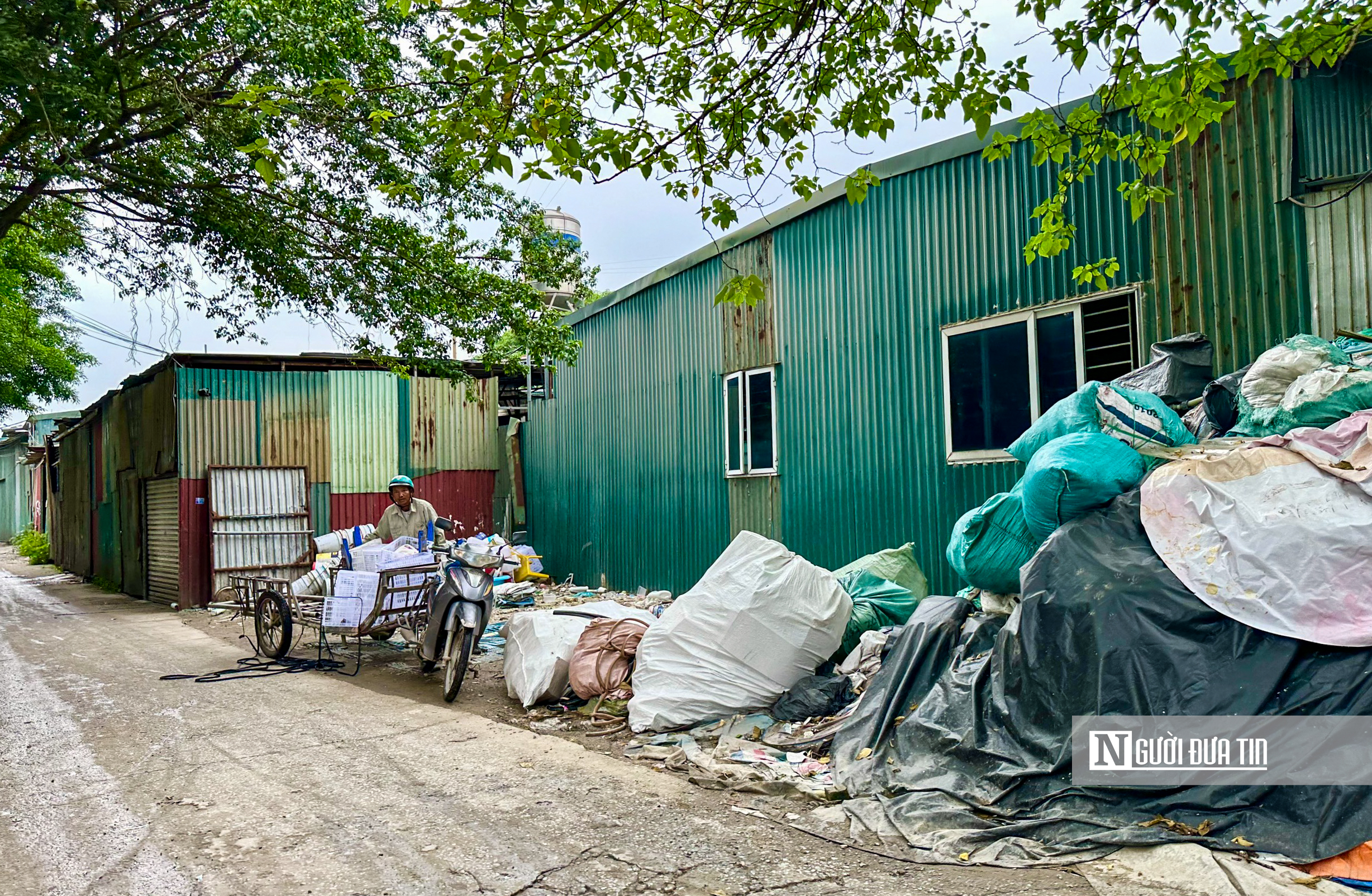 Cận cảnh hàng trăm nhà xưởng vừa bị Chủ tịch Hà Nội yêu cầu xử lý - Ảnh 10.