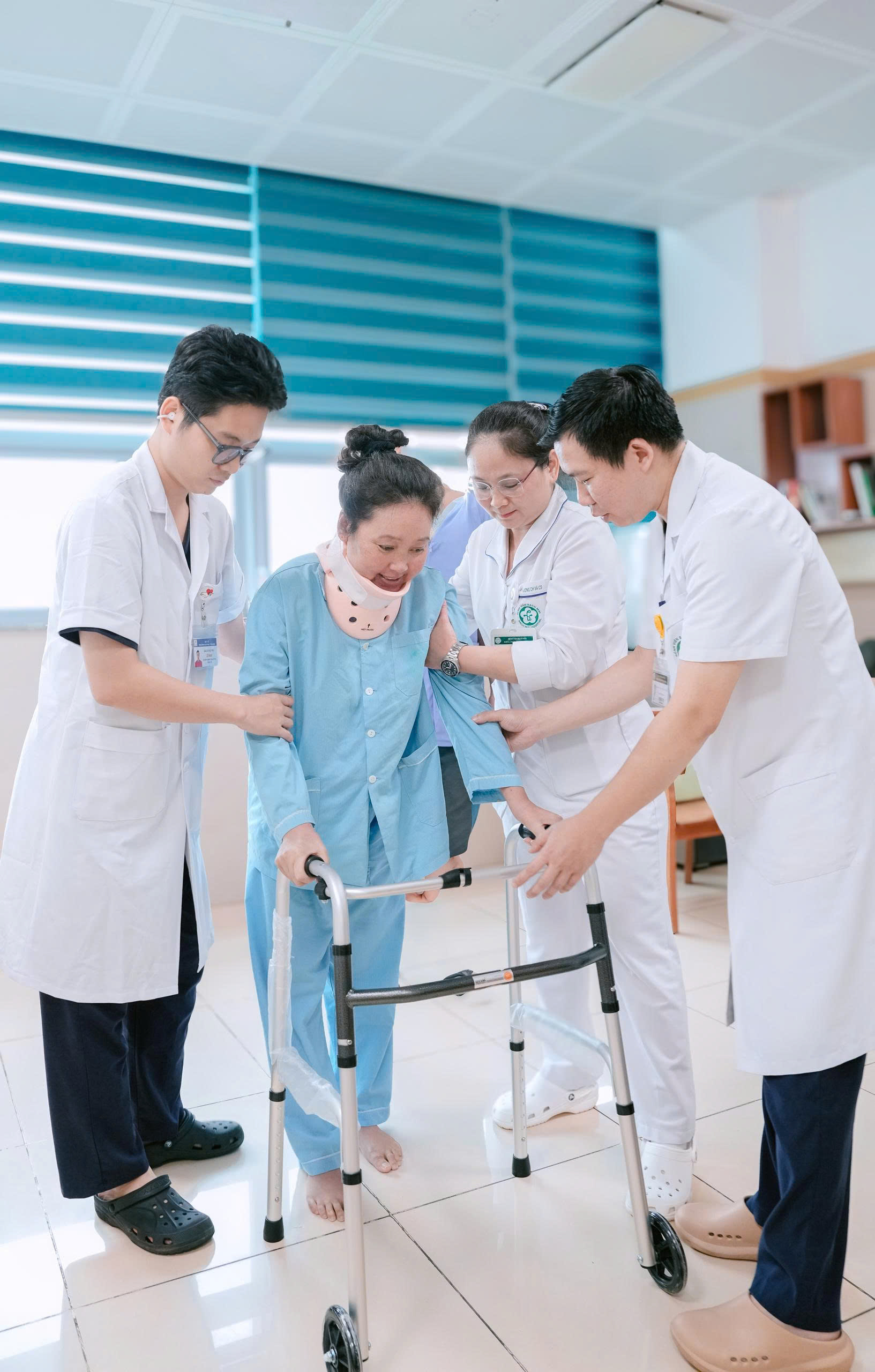 Bác sĩ Việt giúp người phụ nữ Lào tự đi lại sau 8 tháng bị liệt - Ảnh 1.