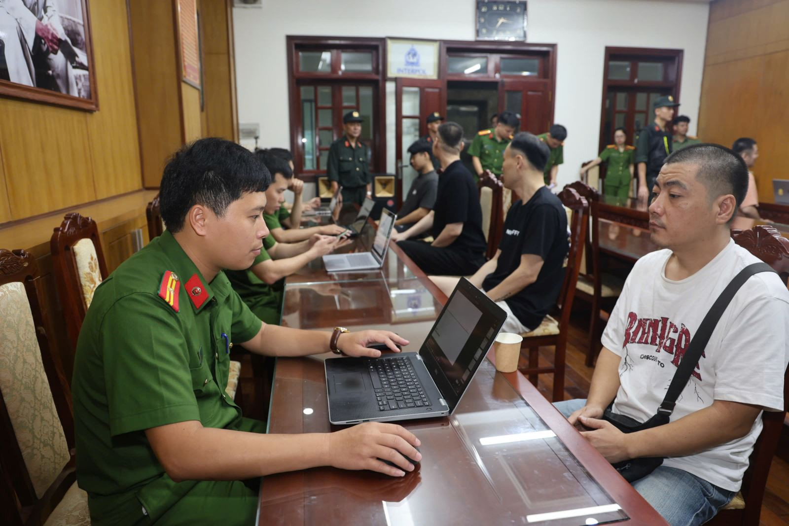 Ph&aacute;t hiện, b&agrave;n giao 8 đối tượng Interpol truy n&atilde; đỏ cho H&agrave;n Quốc trong vụ lừa đảo 327 tỷ đồng- Ảnh 2.