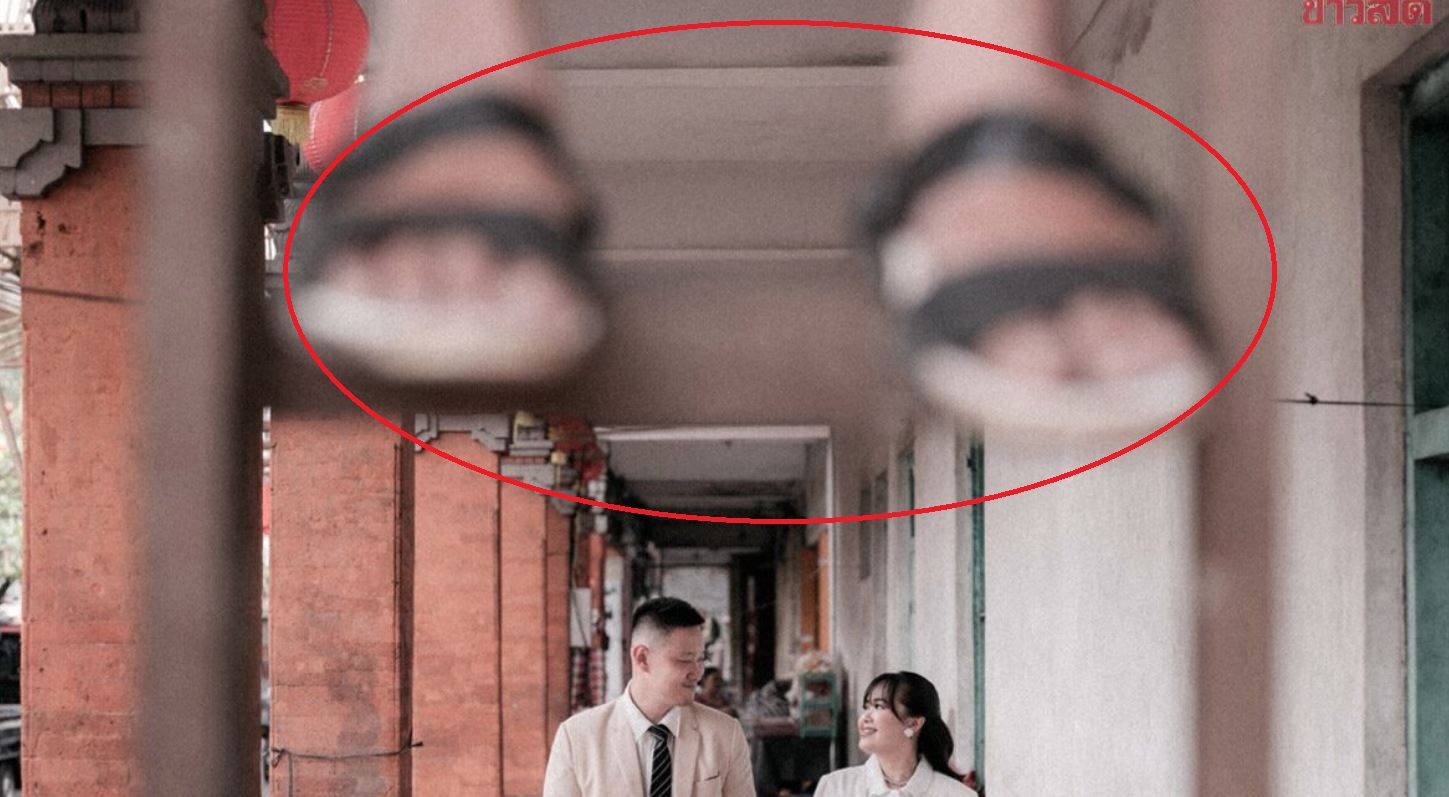 “Bàn chân bí ẩn” xuất hiện trong bức ảnh cưới và sự thật bất ngờ - Ảnh 1.