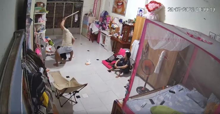 Tạm giữ người đàn ông bạo hành con gái của nhân tình- Ảnh 1.