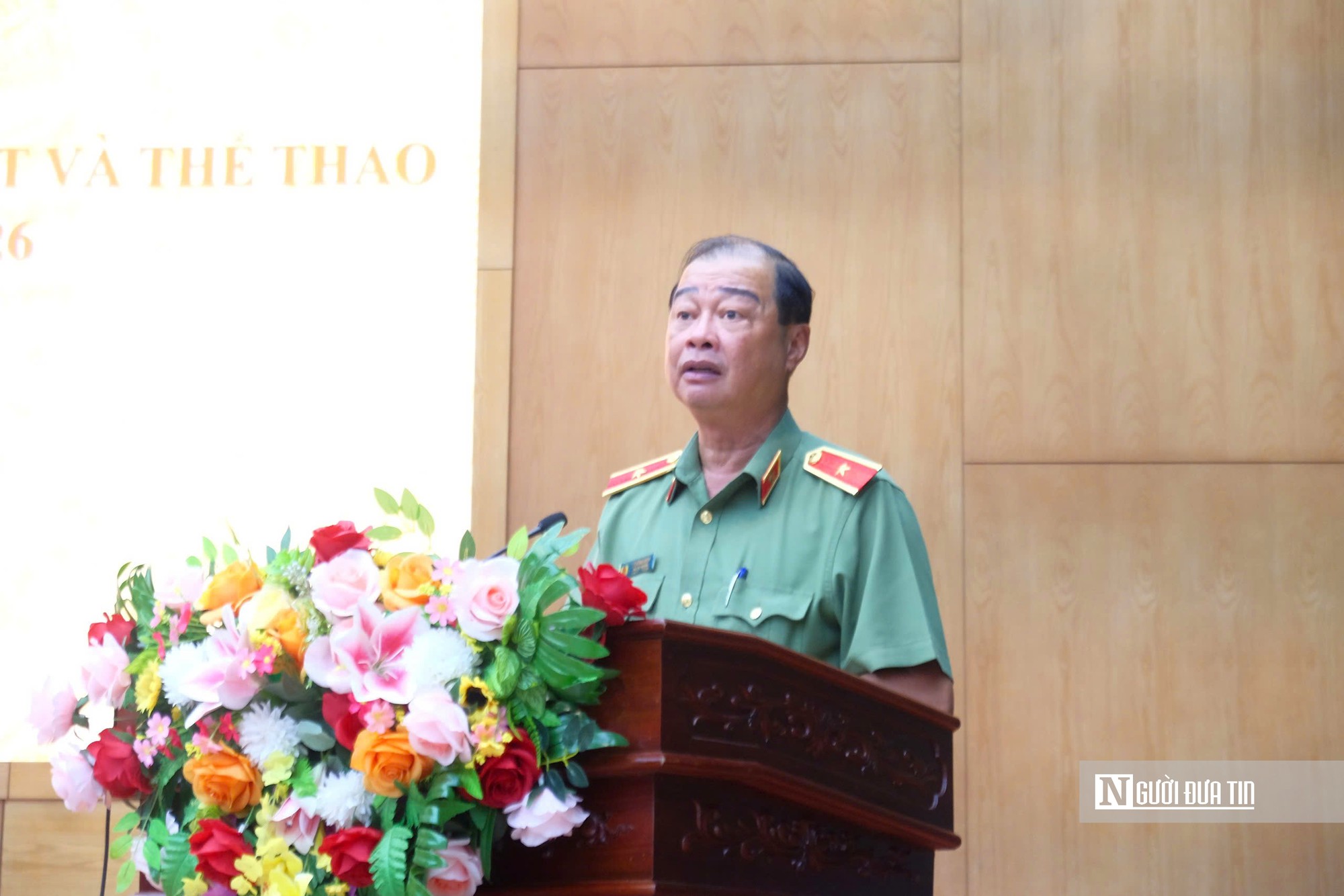 Xem công an bắn súng giữa màn khói, vừa bơi vừa mang súng AK- Ảnh 1.