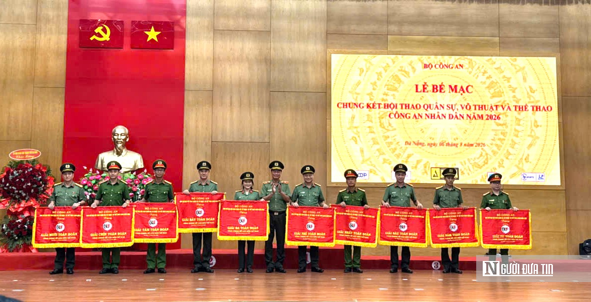 Xem công an bắn súng giữa màn khói, vừa bơi vừa mang súng AK- Ảnh 2.