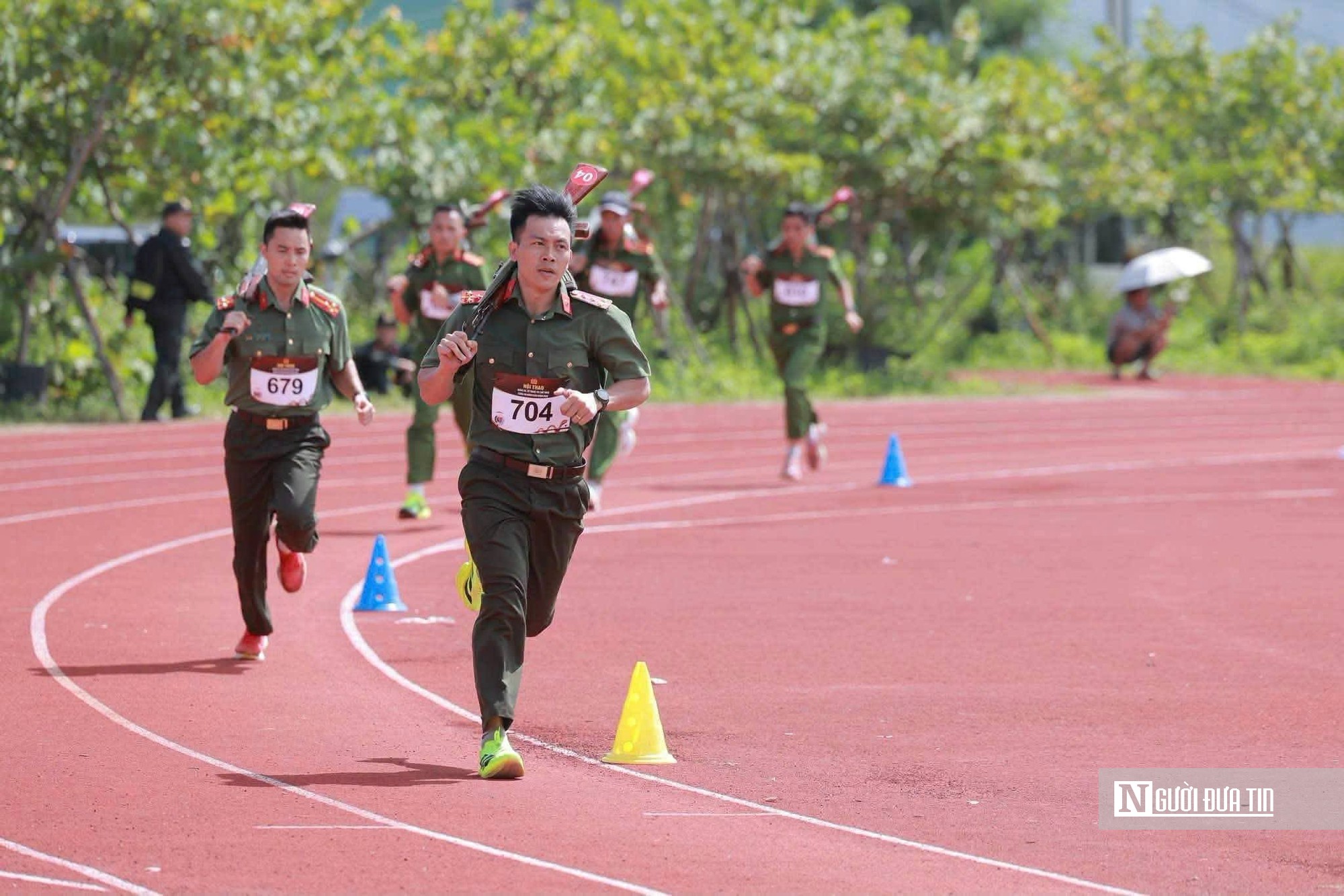 Xem công an bắn súng giữa màn khói, vừa bơi vừa mang súng AK- Ảnh 7.