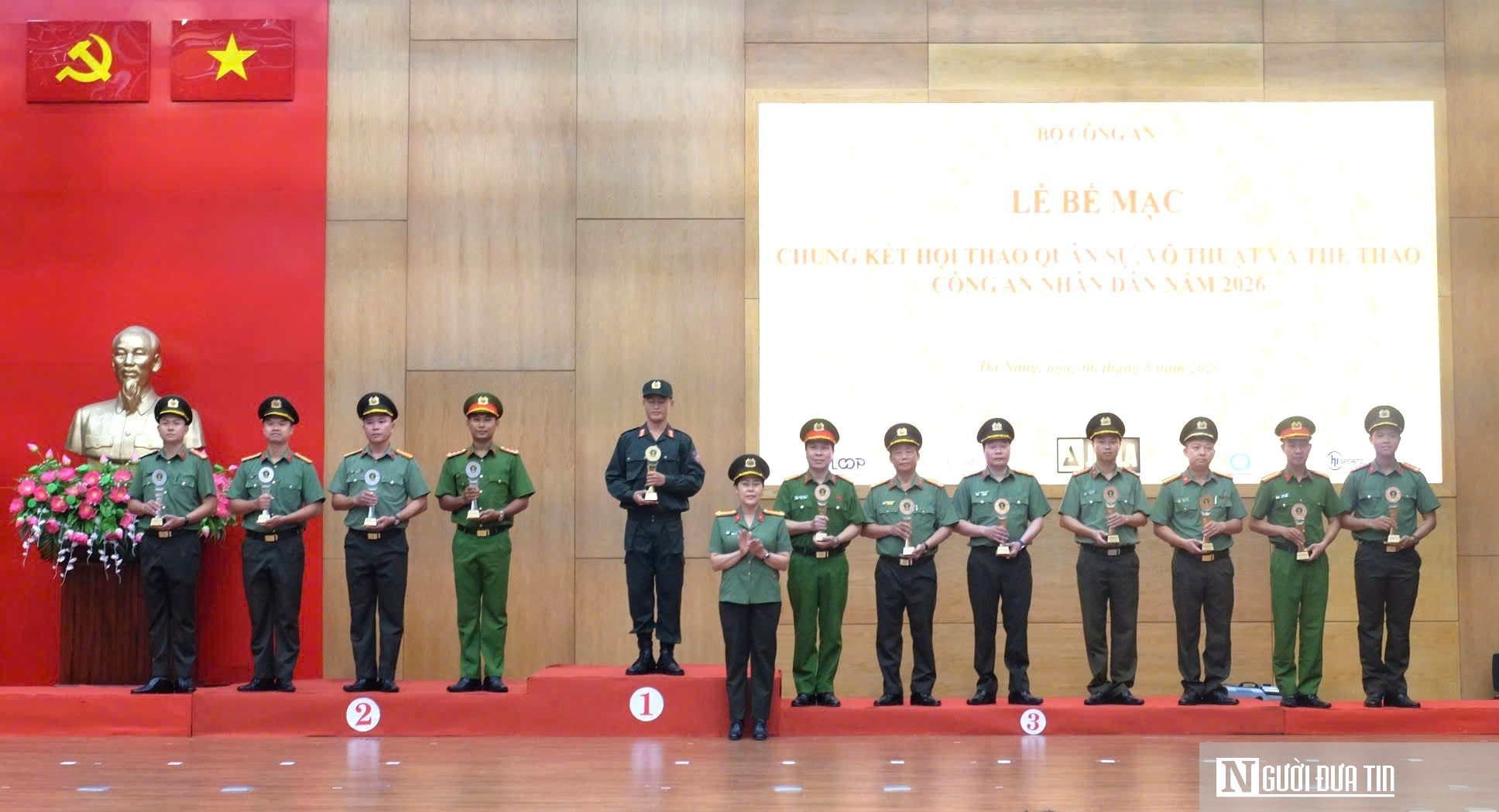 Xem công an bắn súng giữa màn khói, vừa bơi vừa mang súng AK- Ảnh 3.