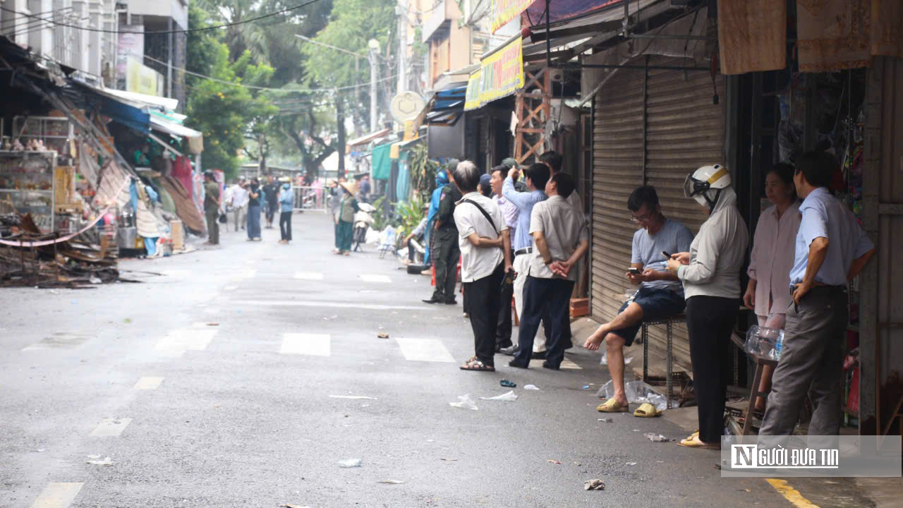 Sau biển lửa ở chợ Bi&ecirc;n H&ograve;a: Tiểu thương gượng dậy giữa đống tro t&agrave;n- Ảnh 5.