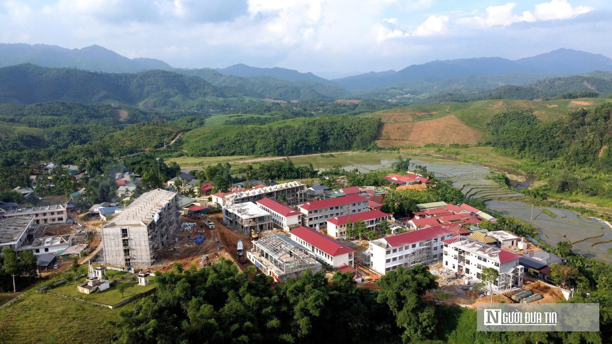 Phía sau những đại công trình ở vùng biên : Người mẹ đổ mồ hôi, góp sức xây trường cho con - Ảnh 1.