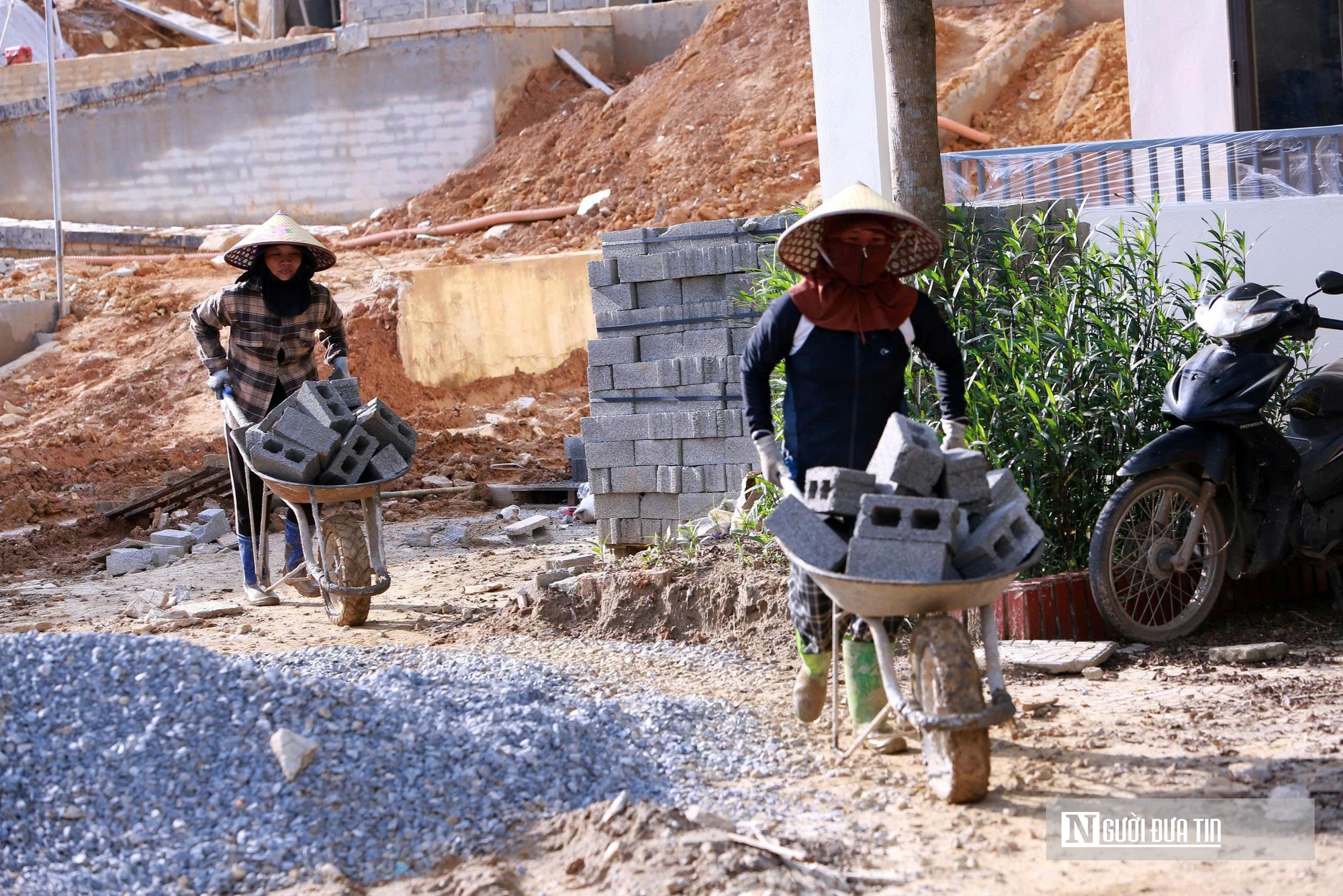 Phía sau những đại công trình ở vùng biên : Người mẹ đổ mồ hôi, góp sức xây trường cho con - Ảnh 2.