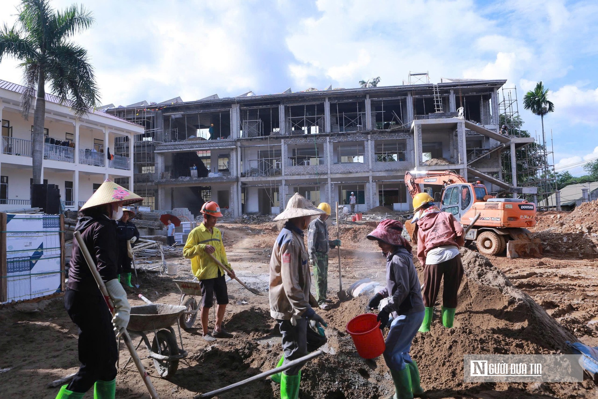 Phía sau những đại công trình ở vùng biên : Người mẹ đổ mồ hôi, góp sức xây trường cho con - Ảnh 3.
