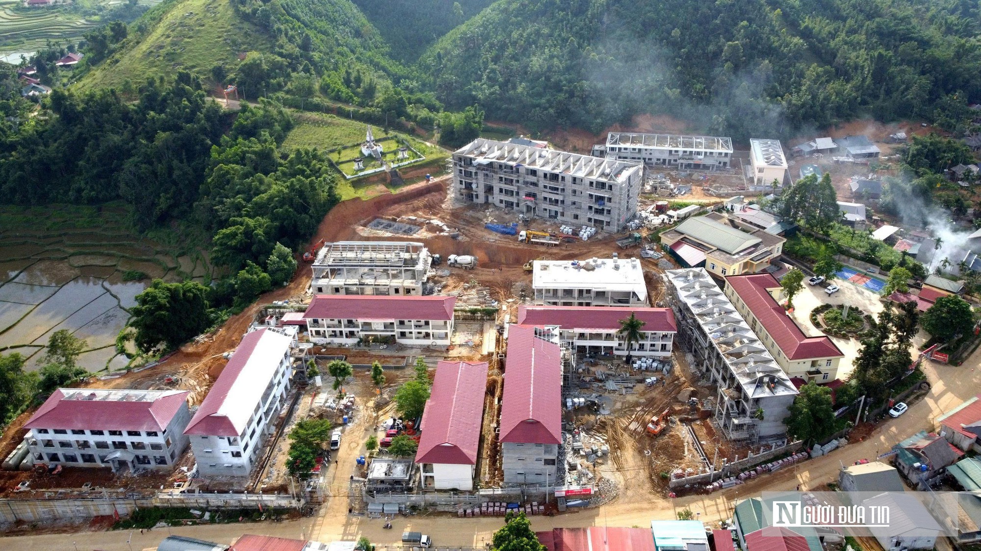 Phía sau những đại công trình ở vùng biên : Người mẹ đổ mồ hôi, góp sức xây trường cho con - Ảnh 4.
