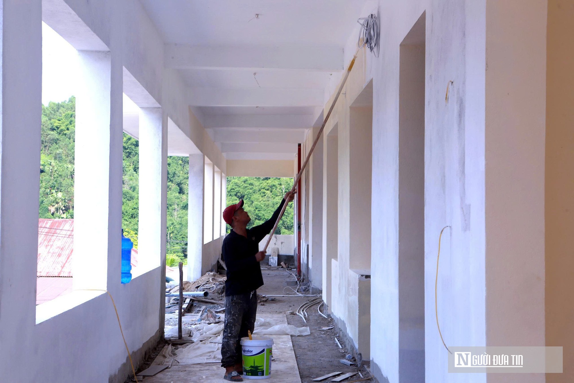 Phía sau những đại công trình ở vùng biên : Người mẹ đổ mồ hôi, góp sức xây trường cho con - Ảnh 5.