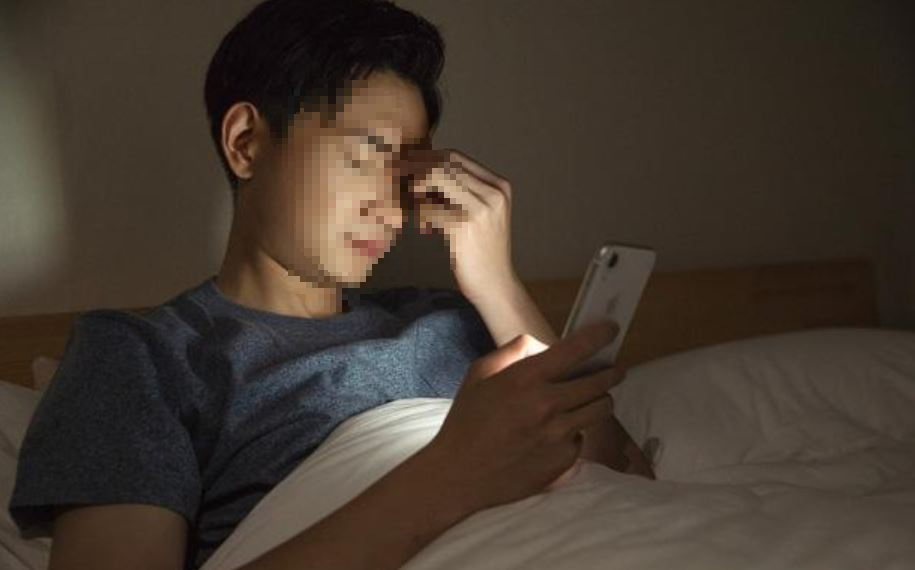 Chàng trai trẻ đau chân dữ dội, mất khả năng đi lại vì làm việc này trên giường mỗi ngày - Ảnh 1.