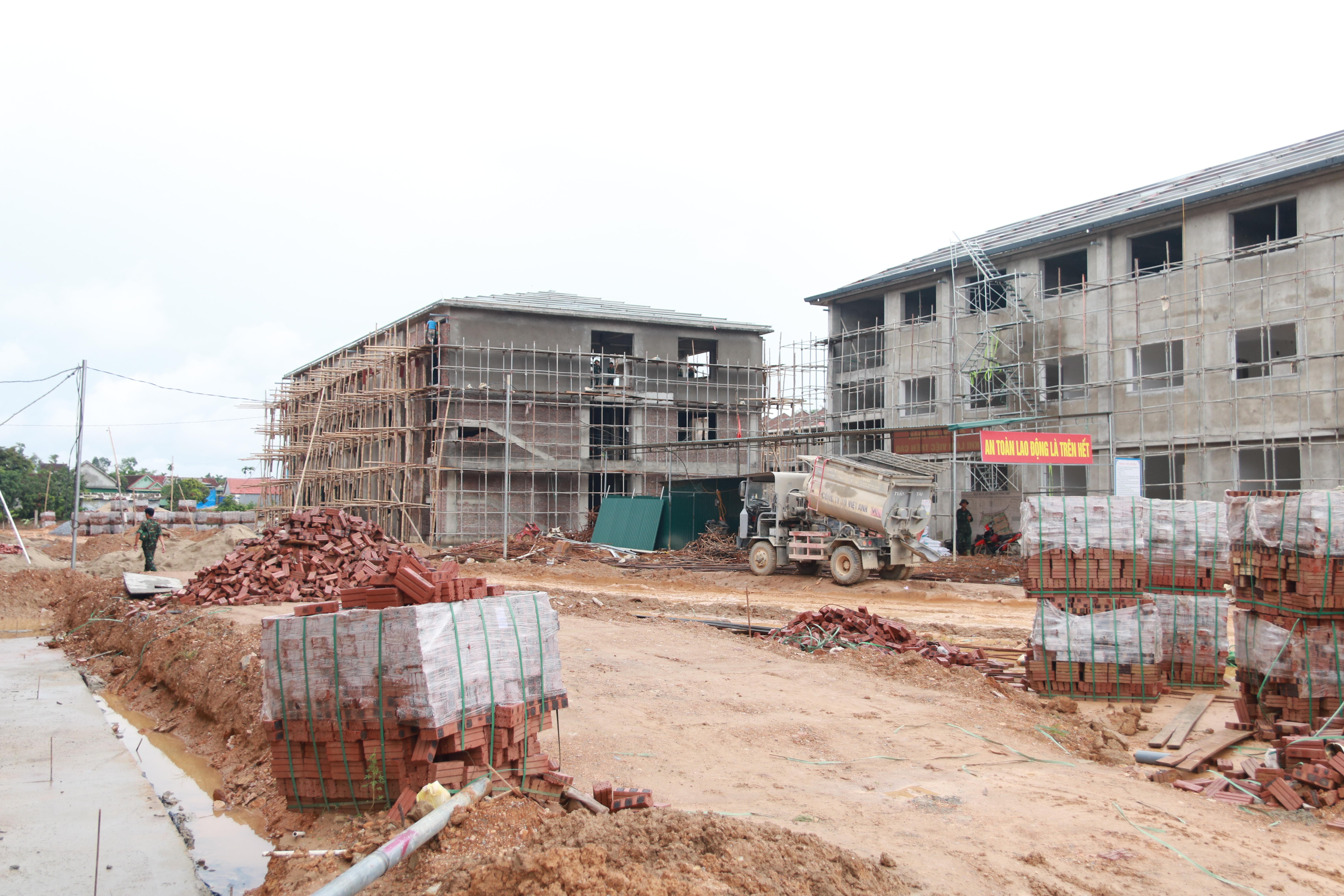 Vượt nắng, thắng mưa, bộ đội g&oacute;p sức x&acirc;y trường nội tr&uacute; li&ecirc;n cấp bi&ecirc;n giới Nghệ An- Ảnh 3.