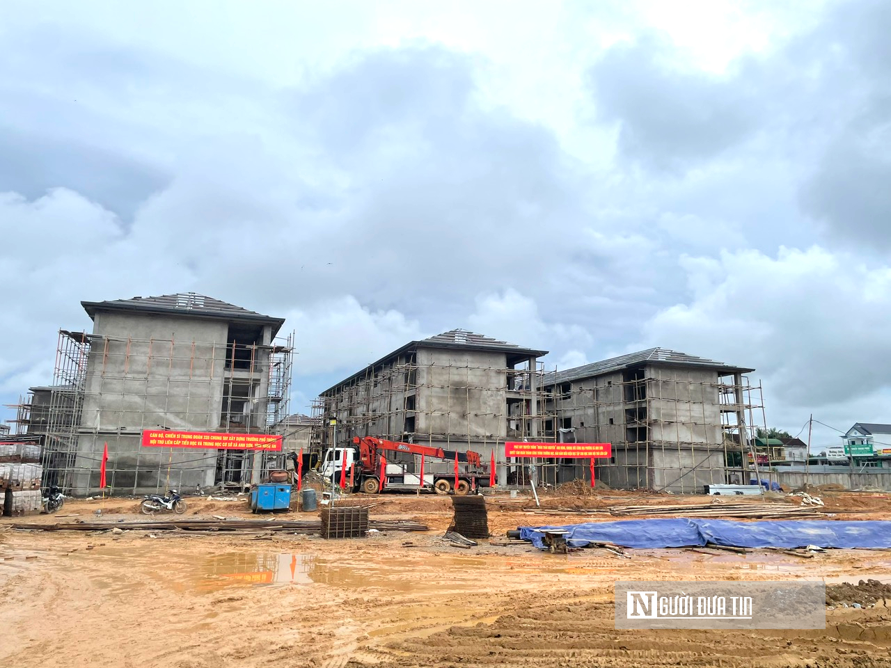 Vượt nắng, thắng mưa, bộ đội g&oacute;p sức x&acirc;y trường nội tr&uacute; li&ecirc;n cấp bi&ecirc;n giới Nghệ An- Ảnh 1.