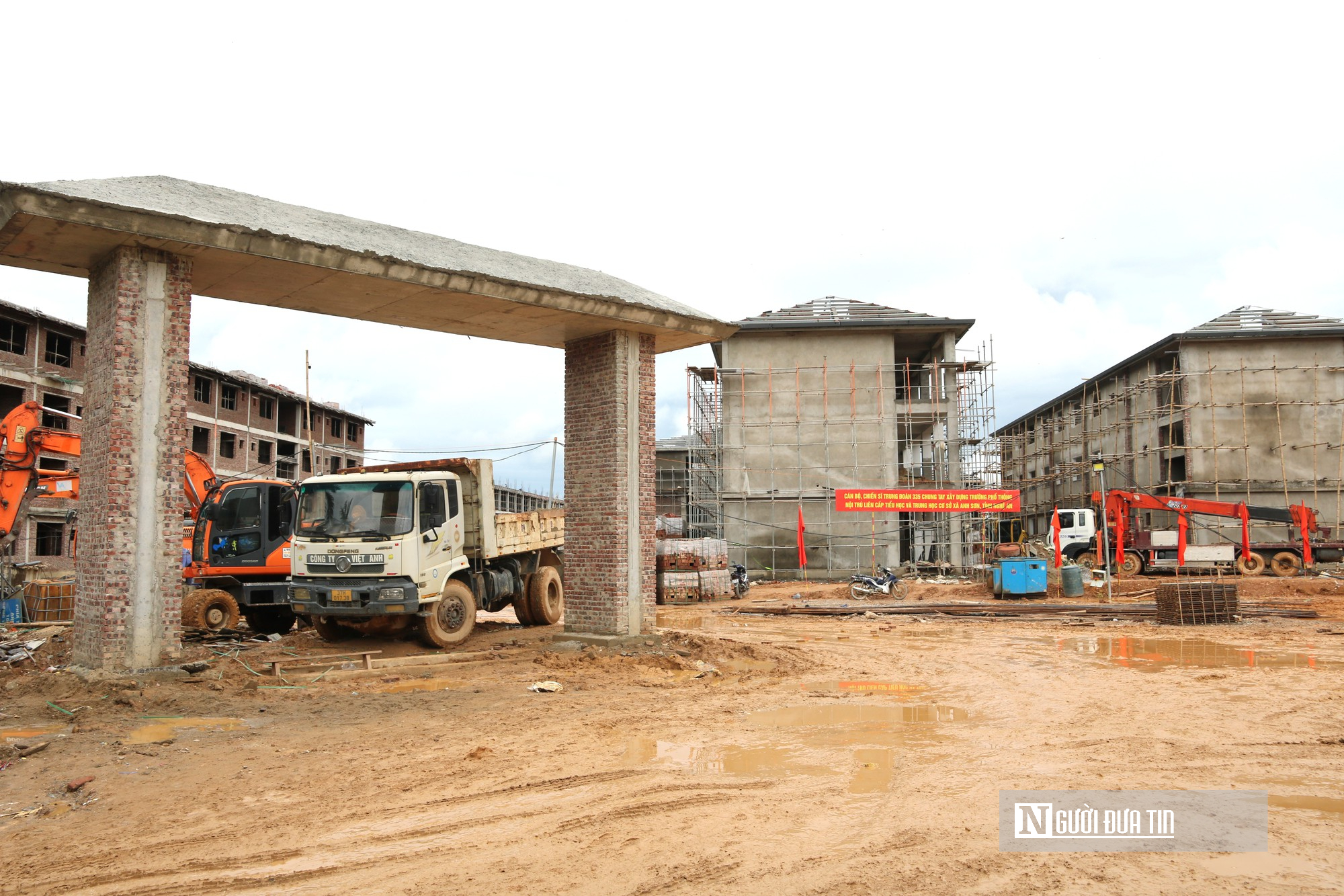 Vượt nắng, thắng mưa, bộ đội g&oacute;p sức x&acirc;y trường nội tr&uacute; li&ecirc;n cấp bi&ecirc;n giới Nghệ An- Ảnh 2.