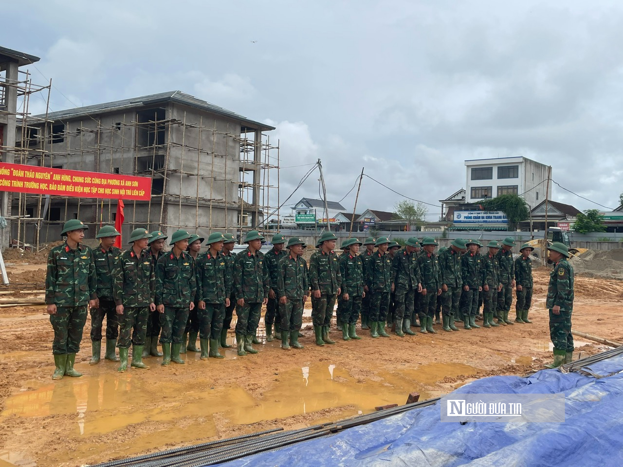 Vượt nắng, thắng mưa, bộ đội g&oacute;p sức x&acirc;y trường nội tr&uacute; li&ecirc;n cấp bi&ecirc;n giới Nghệ An- Ảnh 5.