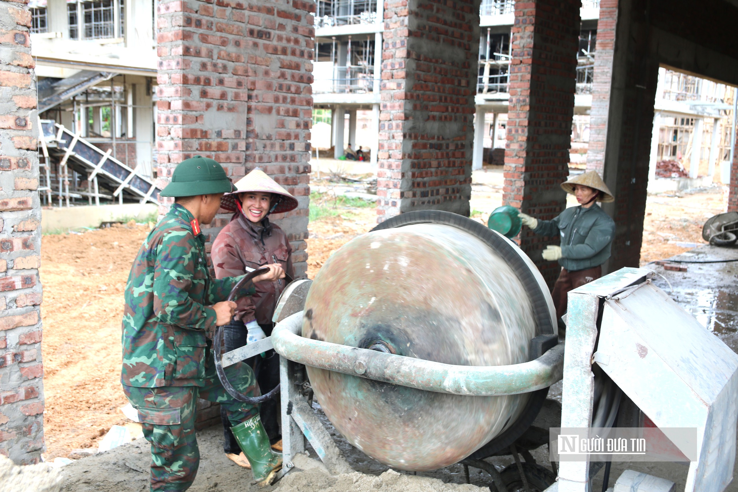 Vượt nắng, thắng mưa, bộ đội g&oacute;p sức x&acirc;y trường nội tr&uacute; li&ecirc;n cấp bi&ecirc;n giới Nghệ An- Ảnh 11.