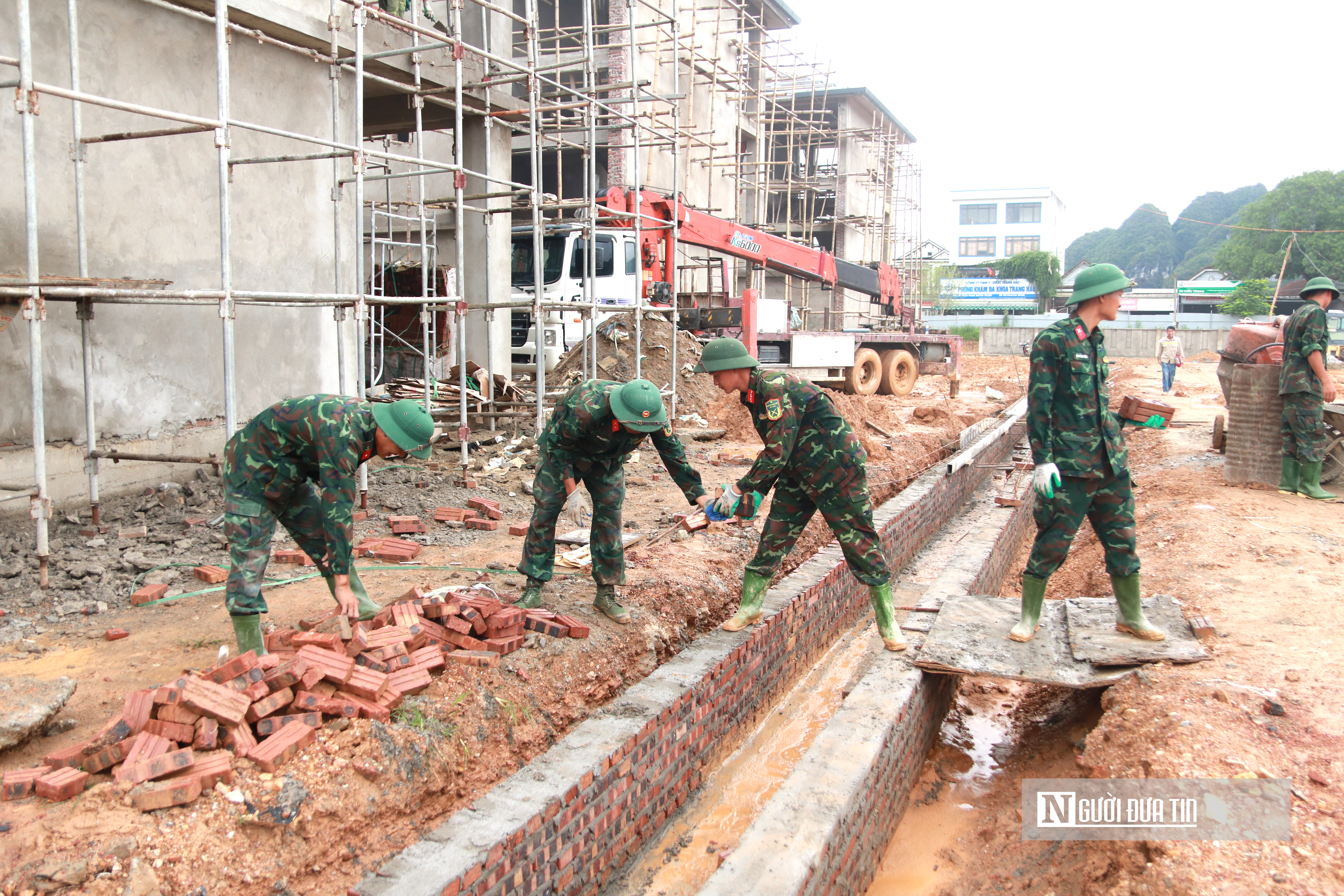 Vượt nắng, thắng mưa, bộ đội g&oacute;p sức x&acirc;y trường nội tr&uacute; li&ecirc;n cấp bi&ecirc;n giới Nghệ An- Ảnh 6.