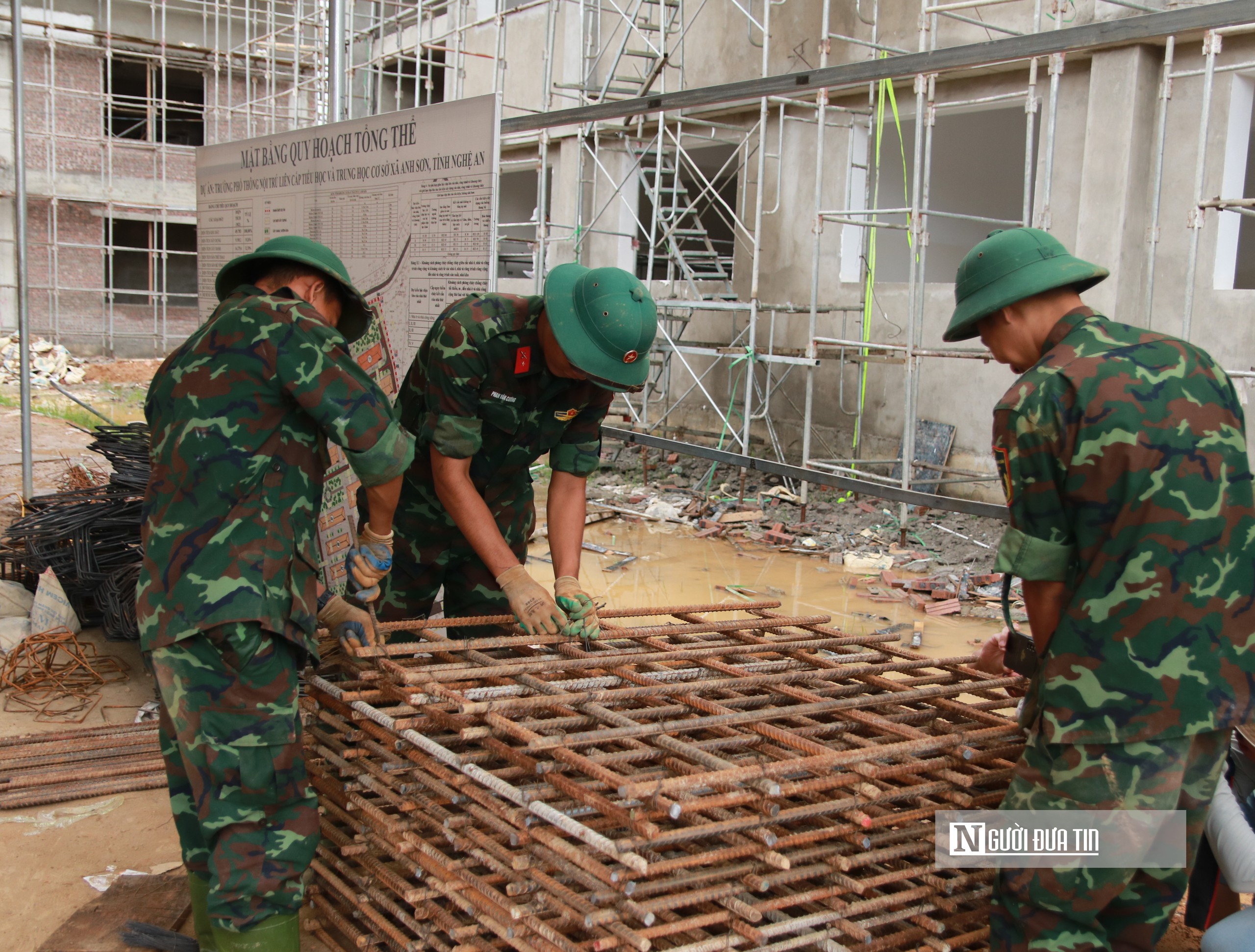 Vượt nắng, thắng mưa, bộ đội g&oacute;p sức x&acirc;y trường nội tr&uacute; li&ecirc;n cấp bi&ecirc;n giới Nghệ An- Ảnh 10.