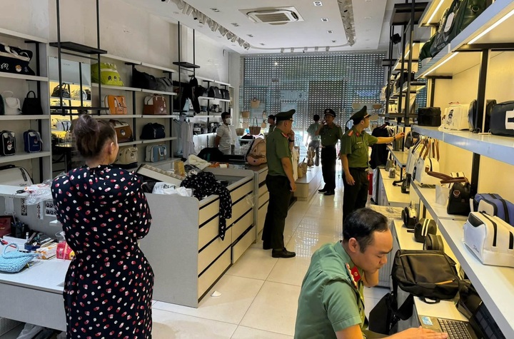 Khởi tố vụ bu&ocirc;n b&aacute;n hơn 3.600 sản phẩm giả mạo nh&atilde;n hiệu nổi tiếng- Ảnh 1.