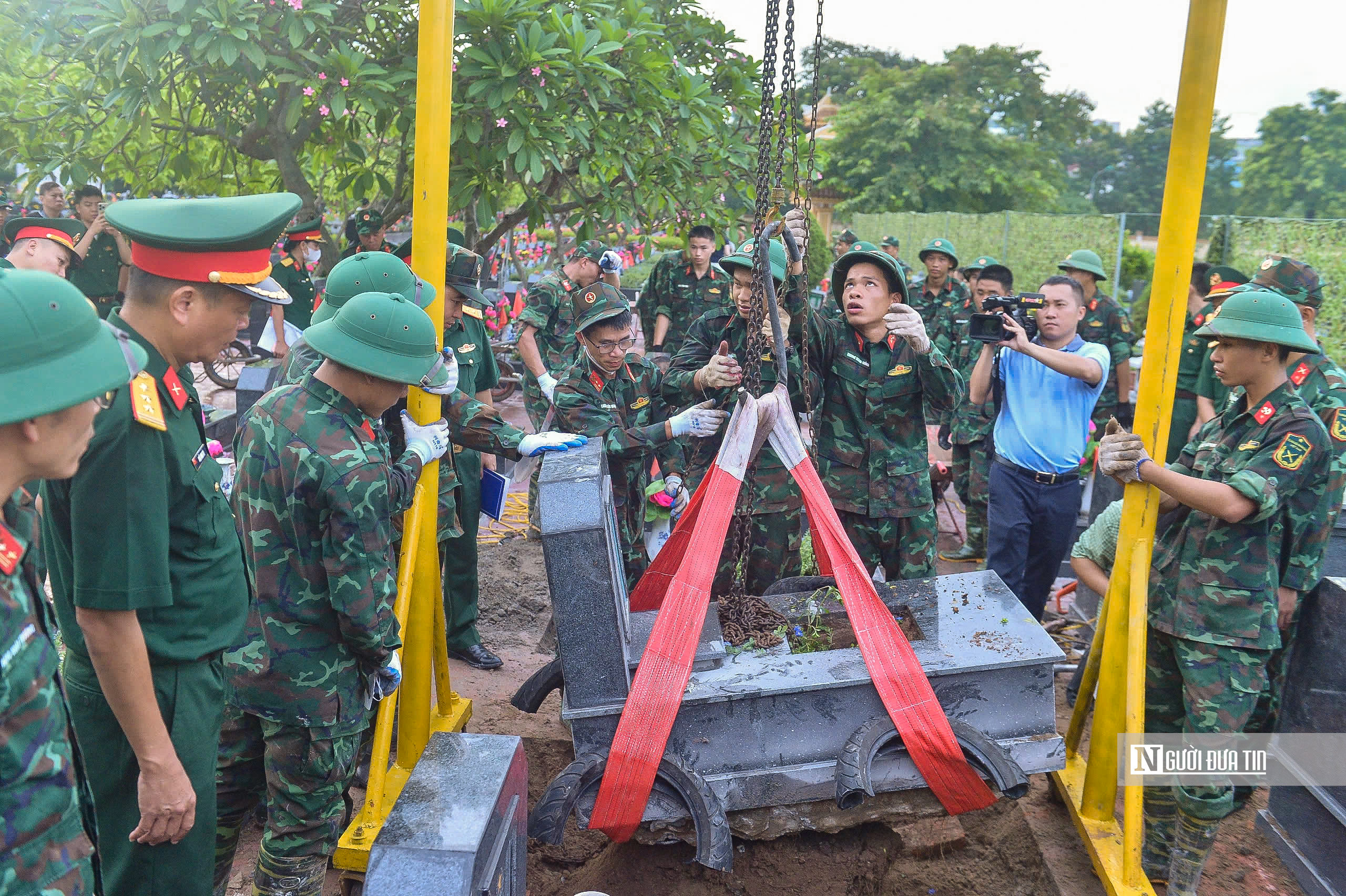 Khai quật, giám định 469 mộ liệt sĩ chưa rõ danh tính tại Nghĩa trang Mai Dịch - Ảnh 9.