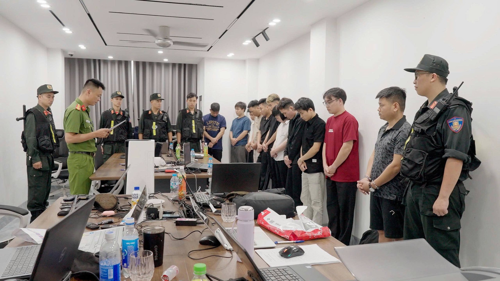 Khởi tố 14 đối tượng trong đường dây mạo danh lương y, thu lợi hơn 120 tỷ đồng - Ảnh 1.