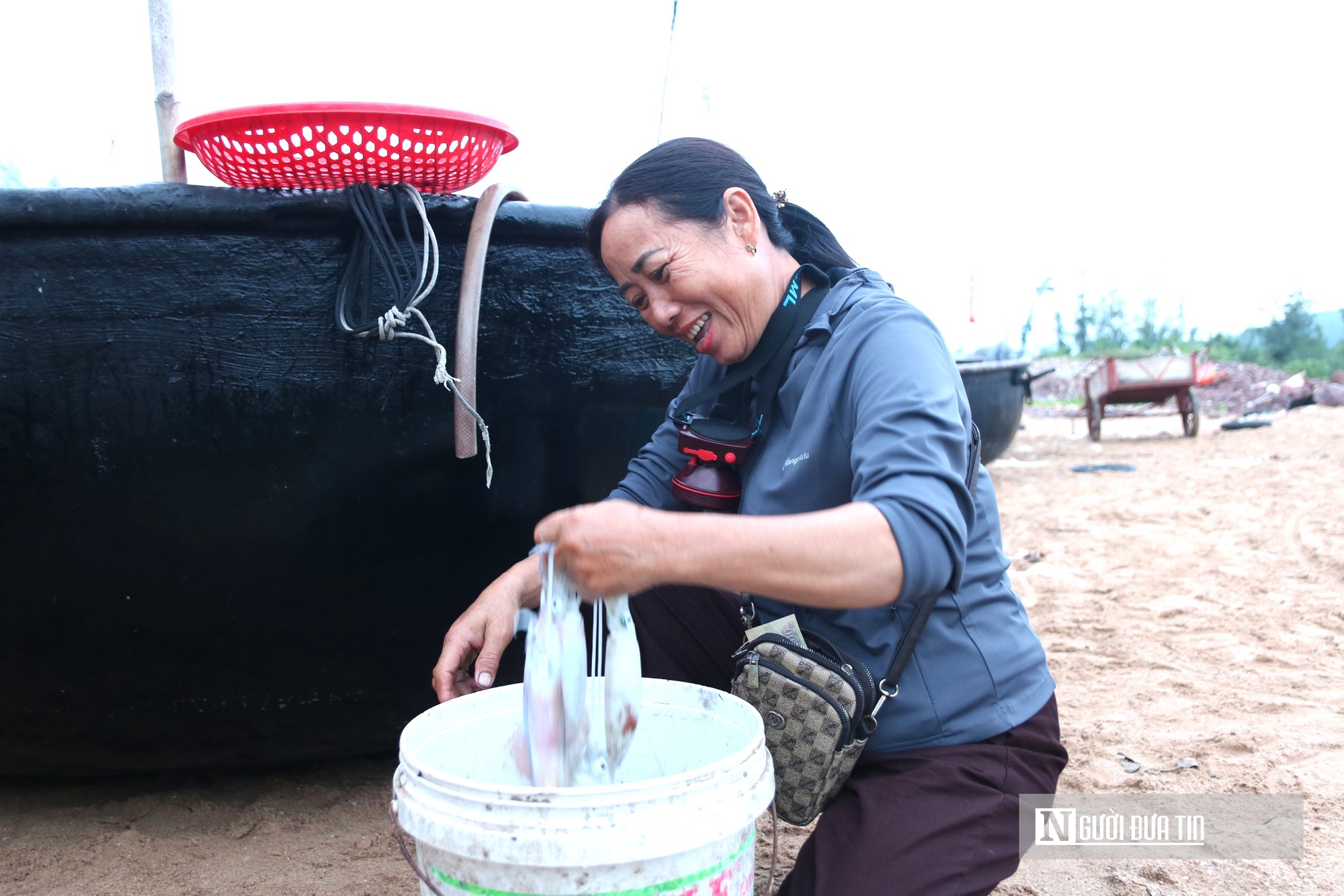 Bỏ túi tiền triệu mỗi đêm nhờ nghề mưu sinh độc đáo ở biển xứ Nghệ- Ảnh 12.