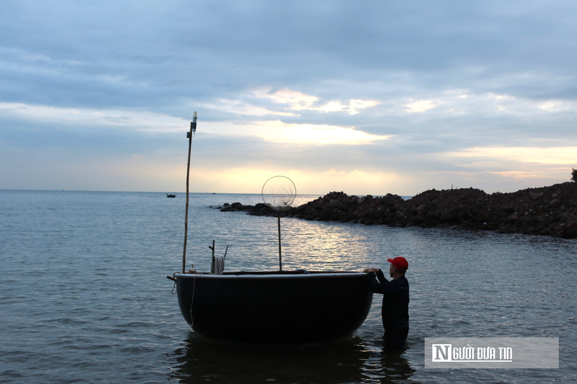 Bỏ túi tiền triệu mỗi đêm nhờ nghề mưu sinh độc đáo ở biển xứ Nghệ- Ảnh 3.