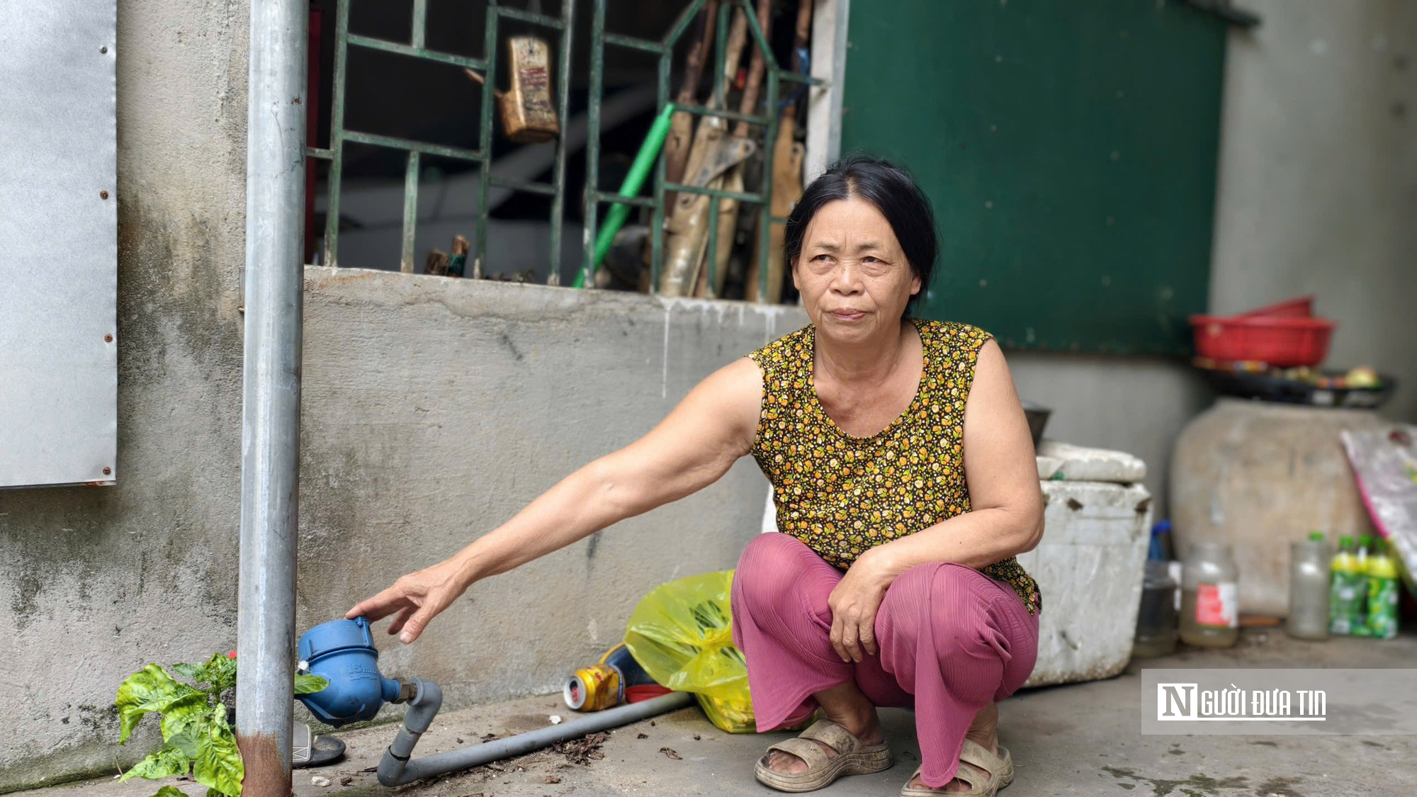 Đ&oacute;ng tiền chờ nước sạch, người d&acirc;n vẫn phải d&ugrave;ng nước giếng nhiễm ph&egrave;n- Ảnh 1.