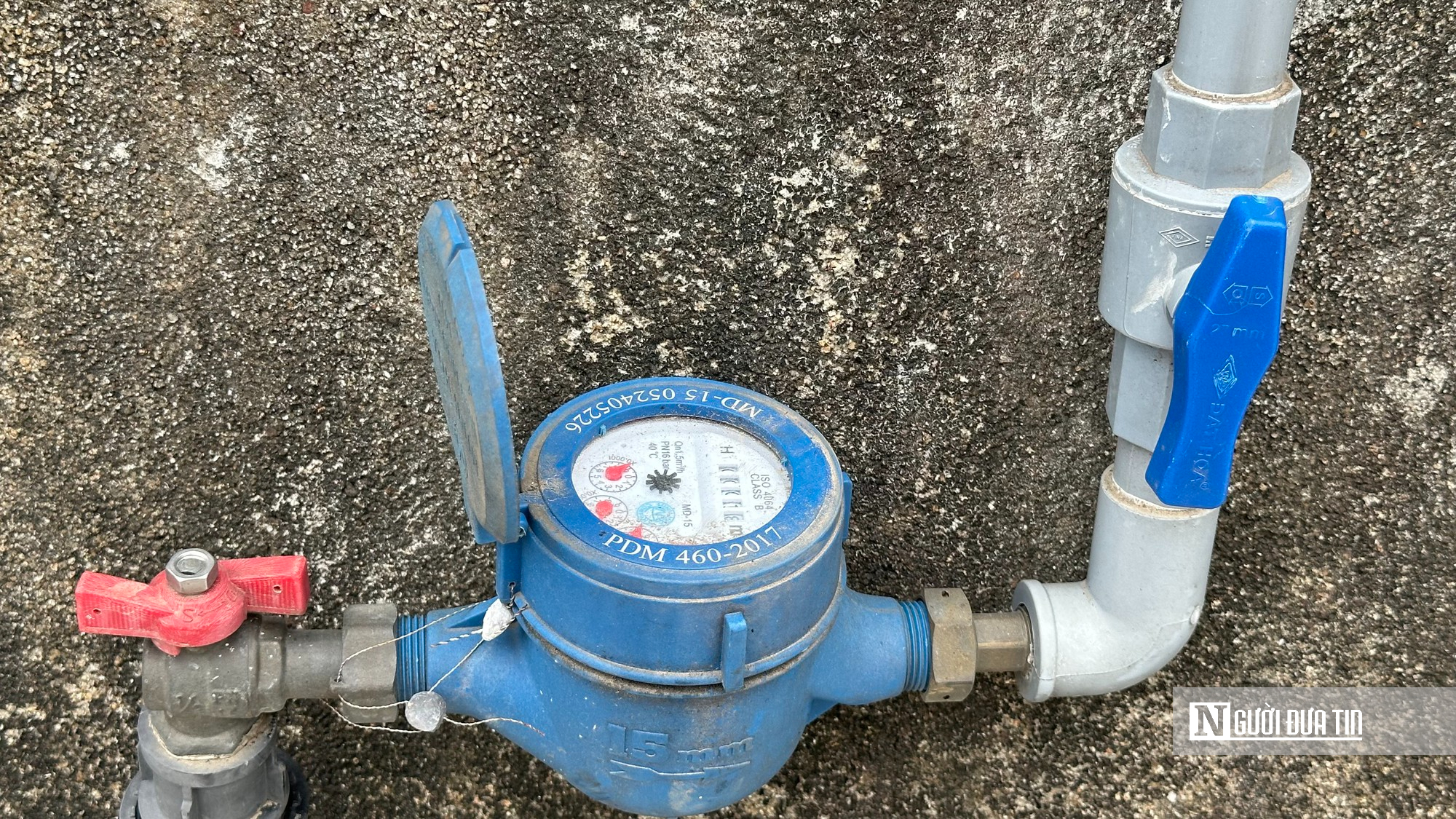 Đ&oacute;ng tiền chờ nước sạch, người d&acirc;n vẫn phải d&ugrave;ng nước giếng nhiễm ph&egrave;n- Ảnh 4.