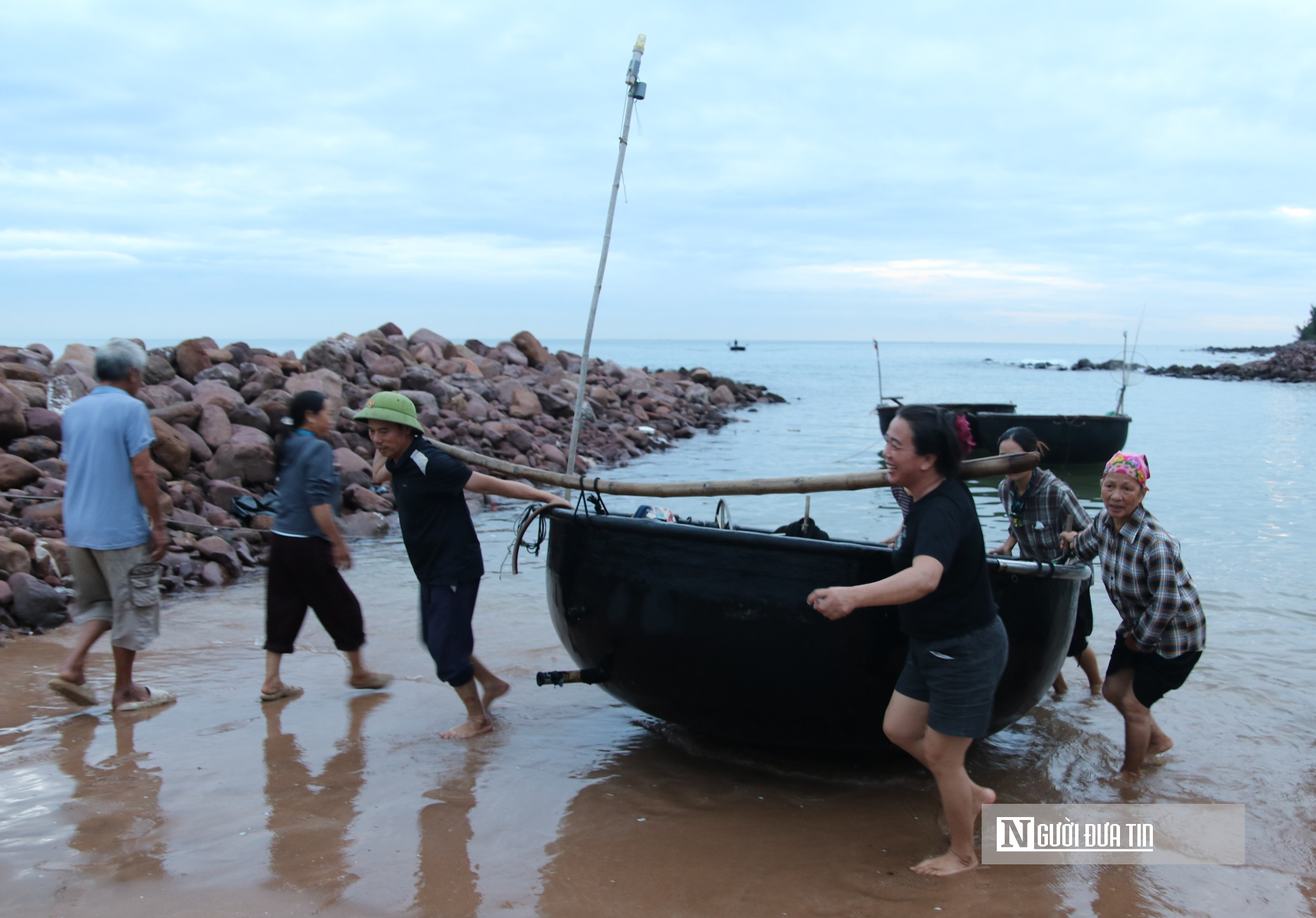 Bỏ túi tiền triệu mỗi đêm nhờ nghề mưu sinh độc đáo ở biển xứ Nghệ- Ảnh 5.