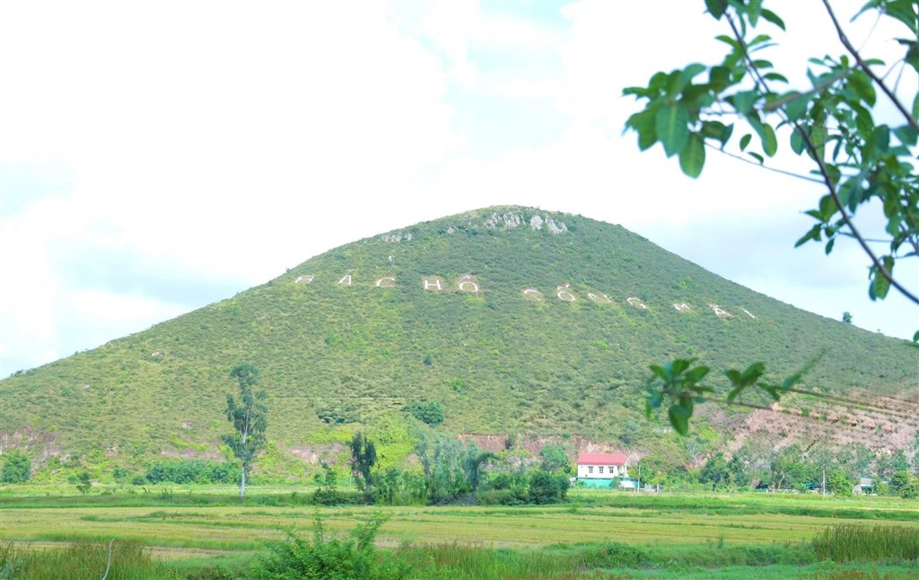 Dòng người cõng 2.000 tấm bê tông lên núi Nhón phục dựng dòng chữ về Bác Hồ- Ảnh 2.