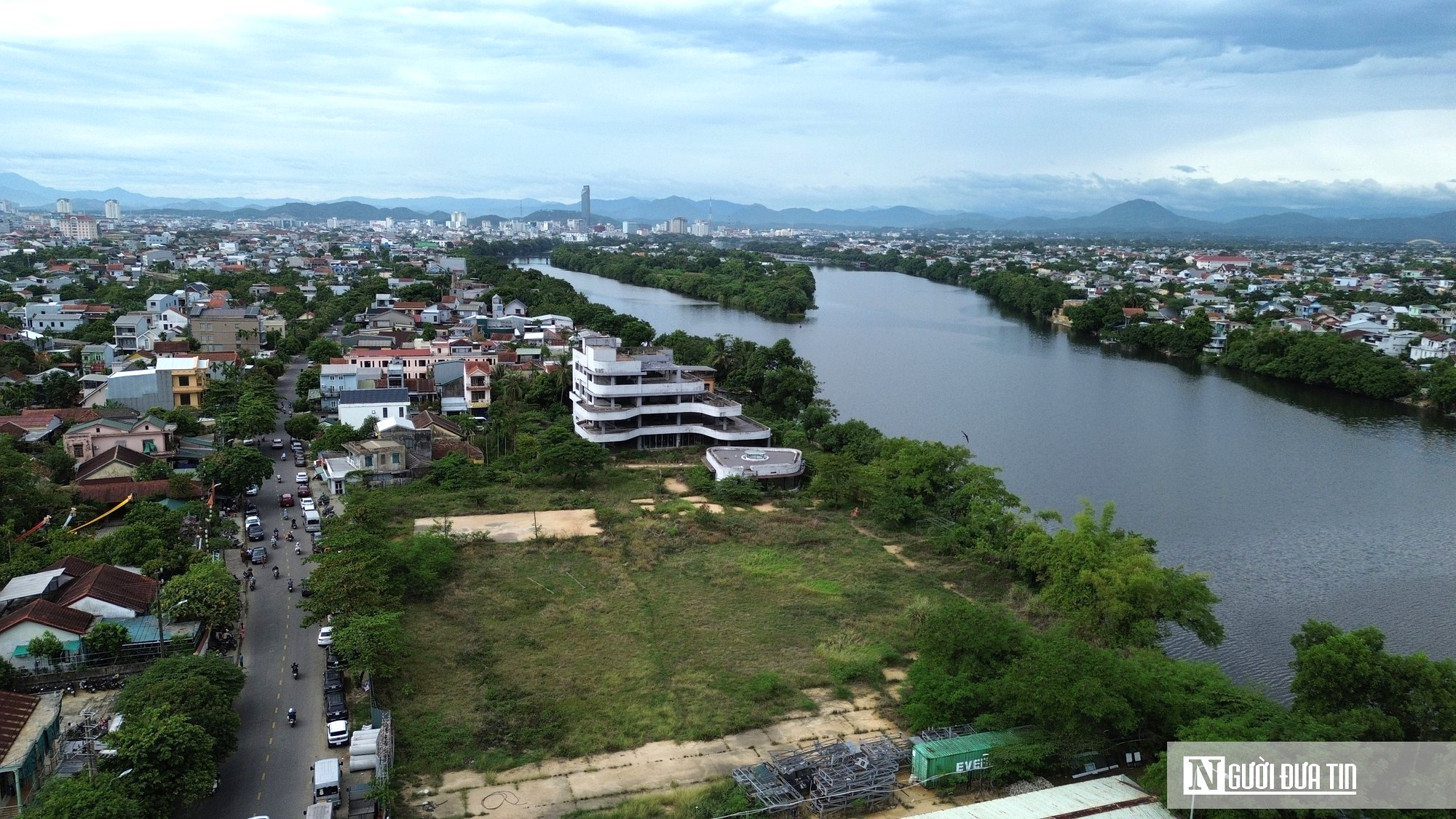 Cảnh vắng lặng ở dự án tổ hợp thương mại hơn 200 tỷ đồng ven sông Hương- Ảnh 1.