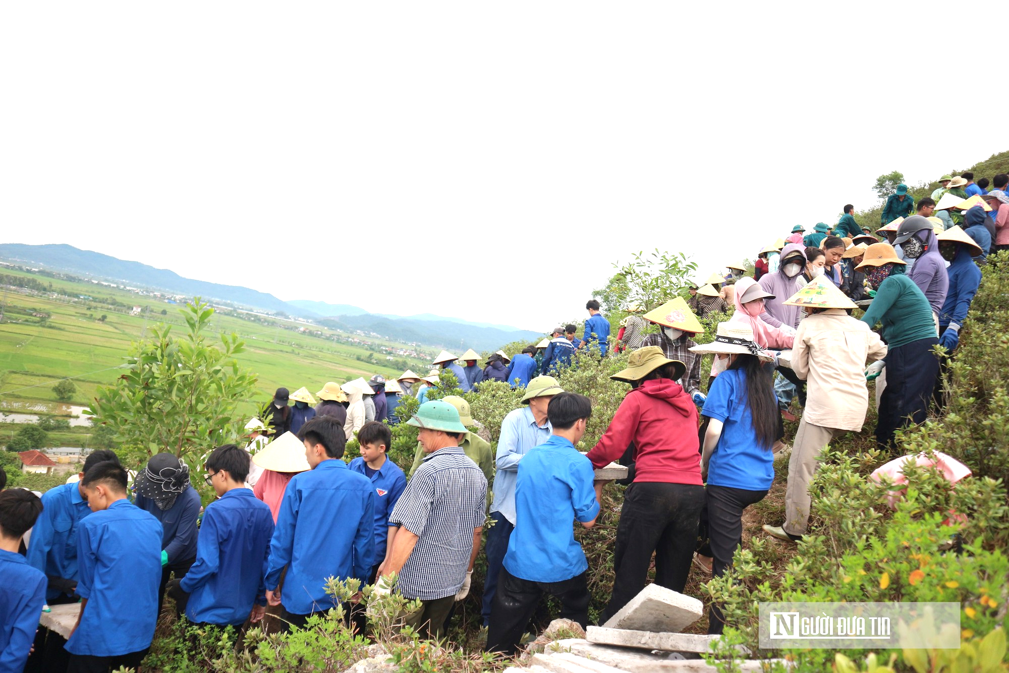 Dòng người cõng 2.000 tấm bê tông lên núi Nhón phục dựng dòng chữ về Bác Hồ- Ảnh 1.