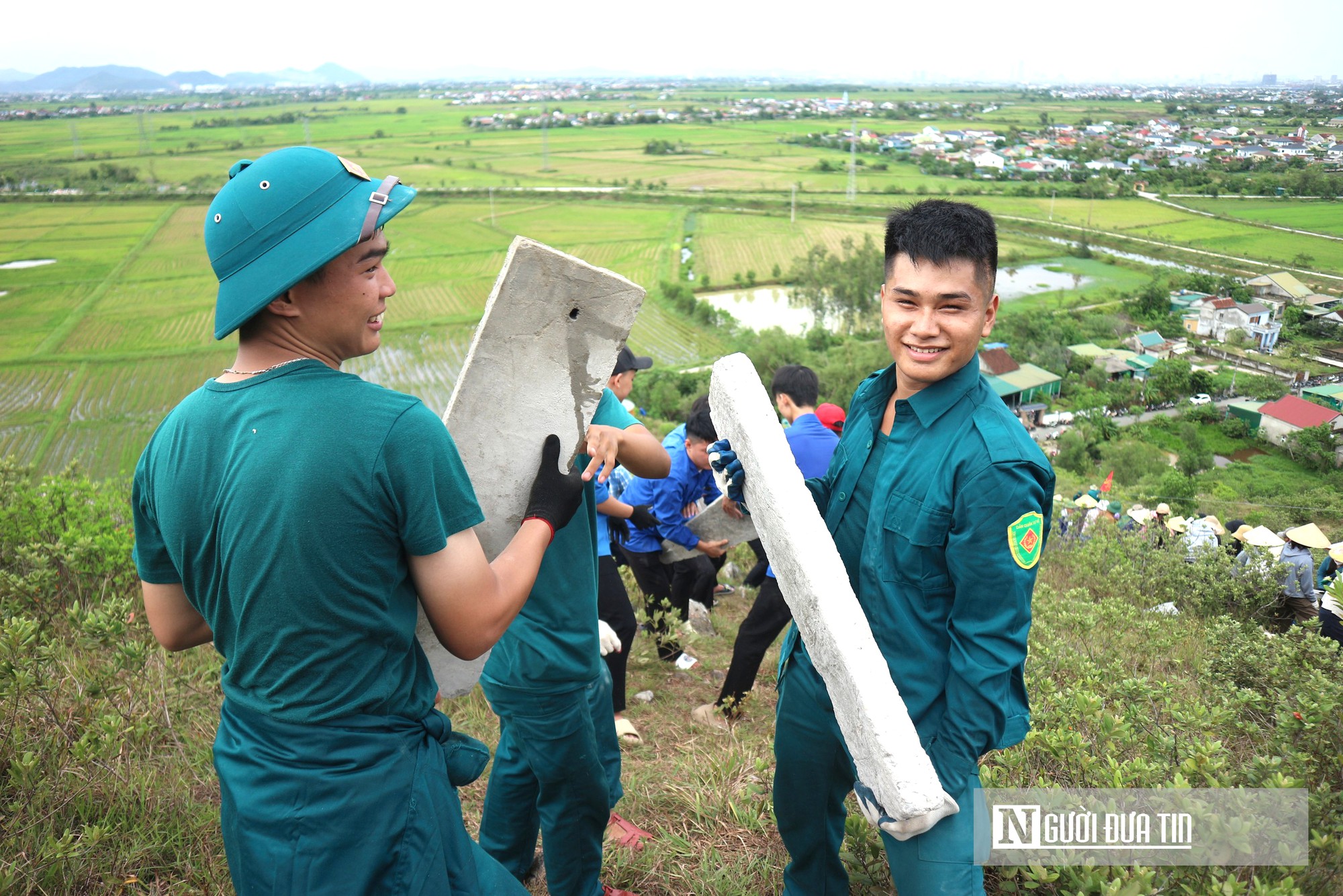 Dòng người cõng 2.000 tấm bê tông lên núi Nhón phục dựng dòng chữ về Bác Hồ- Ảnh 4.